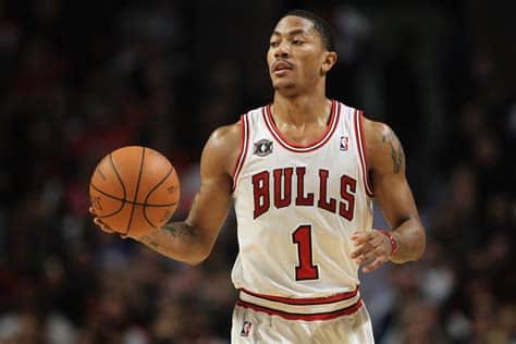 Write informative laconic excerpt under 30 words in mexican spanish for news below. Do not wrap it into quotation marks or html tags. Derrick Rose podría jugar como el principal suplente de Marcus Smart en los primeros 25 juegos de la temporada debido a la suspensión de Ja Morant. Se espera que Rose juegue alrededor de 20 minutos por noche durante ese período.Aunque Rose tuvo problemas de lesiones en temporadas anteriores, cuando está saludable, puede generar buenos números en puntos, asistencias, rebotes y robos. Durante la temporada pasada, promedió 12.0 puntos, 4.0 asistencias, 3.0 rebotes y 1 robo en 24.5 minutos por partido.A pesar de sus lesiones y falta de consistencia en su juego, Rose ha demostrado ser un jugador valioso en formatos de fantasía. Su papel principal será como suplente de Smart, pero también podría compartir minutos con él en la cancha.,Derrick Rose suplirá a Ja Morant en los primeros 25 juegos, prometiendo aportes en puntos, asistencias, rebotes y robos.