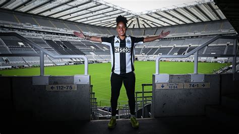 Write informative laconic excerpt under 30 words in mexican spanish for news below. Do not wrap it into quotation marks or html tags. Sep 5, 2024, 03:30 AM ETChampionship side Newcastle have signed former Manchester City and England defender Demi Stokes. Serena Taylor/Newcastle United via Getty ImagesThis weekend, the English Women&apos;s Championship kicks off for the 2024-25 season, and with a new contender ready to shake things up. Fresh off back-to-back promotions, Newcastle United are stepping up to the second tier for the first time and they&apos;re not just here to participate: they&apos;re here to conquer.Newcastle&apos;s rise has been nothing short of meteoric, fuelled by strategic investment and bold decisions. Recognising that climbing the football ladder requires significant resources, under Amanda Staveley and Dan Ashworth [Staveley severed her ties in the summer; while Ashworth moved on to become Manchester United&apos;s sporting director] the club made a daring move to turn fully professional in 2023 while still in the third tier FA Women&apos;s National League (FAWNL), where most teams are amateur. This early gamble set them apart and helped fast-track their ascent, bringing them to the brink of the Women&apos;s Super League (WSL)."We&apos;re unapologetically ambitious about where we want to get to and it&apos;s no secret we want to get to the top of the women&apos;s game," manager Becky Langley told ESPN. "We&apos;re also mindful there&apos;s lots of steps that have got to be met in the process, but at the same time we are working really hard behind the scenes to keep investing time and finances into the squad to keep improving the quality that we have on and off the pitch."But the road ahead is fraught with challenges. The leap from the FAWNL to the Championship is vast, but it pales in comparison to the chasm between the Championship and the WSL. The Championship is a battleground of semi-professional and professional teams, where former giants like Sunderland and Birmingham City have found themselves stuck, unable to claw their way back up.Following Crystal Palace&apos;s promotion, the 2024-25 season sees all 12 WSL clubs with affiliated men&apos;s teams in the Premier League, which makes the WSL a more level playing field than in previous seasons. But that does not make Newcastle&apos;s road any easier. The North-East club are keenly aware of the odds but are determined to defy them, starting with a high-stakes clash against London City Lionesses on Sept. 8.Cash injections and statement signingsNewcastle&apos;s £300 million takeover by the Saudi Public Investment Fund (PIF) and the Reuben Brothers in 2021 saw the club quickly become the richest in world football. While the men&apos;s team quickly spent £400m over four transfer windows, the women&apos;s side only started to make big changes once they had secured their place in the Championship at the end of 2023-24.Indeed, with promotion clinched well before the season&apos;s end, the club made some big signings that signalled their intent, including: former Sunderland goalkeeper, and last season&apos;s Golden Glove winner, Claudia Moan; experienced midfielder Rachel Furness; and perhaps most impressively, former Manchester City and England defender Demi Stokes.The signing of the 32-year-old Stokes, who has been capped by England 69 times and won Euro 2022, sent shockwaves through the Newcastle fanbase -- and not just because she began her career at Sunderland. The signing was a clear message: Newcastle are here to compete at the highest level."I made the decision because when I had my meeting with them, I came out and felt so excited," Stokes said of her signing. "The journey they have been on, credit to the girls to get the club into the position they&apos;re in. I just wanted to be a part of it."Langley also praised the club&apos;s progressive thinking and support shown to get the team to where it is, noting that Staveley in particular had been a "massive advocate" for the women&apos;s team."They&apos;re hugely ambitious wanting the women&apos;s team to progress quickly," she said. "At the same time, they understand the context. Two years ago we were playing tier four football, so we&apos;ve moved absolute mountains in the last two seasons to ensure the players are now full time. Everything in terms of that wraparound support has had to really quickly change and improve to make sure we&apos;re giving the best environment for players to progress as quickly as possible."London City Lionesses managed to land Sweden captain Kosovare Asllani from AC Milan. David Lidstrom/Getty ImagesNewcastle are not alone in their aspiration to gain promotion to WSL, with London City Lionesses on a similar trajectory. Their fortunes turned when Michele Kang, owner of Washington Spirit and Lyon, acquired the club. This investment brought a wave of changes, including a move from Princes Park in Dartford to Bromley FC&apos;s Hayes Lane [increasing capacity by 25%], the acquisition of their training ground, and the high-profile signing of former Paris Saint-Germain manager Jocelyn Prêcheur. But the most eye-catching addition was Sweden captain, and 2022 Golden Foot winner, Kosovare Asllani from AC Milan.Like Stokes, Asllani has an impressive resume -- having played for PSG, Manchester City, and Real Madrid -- but her move was driven by a desire to help Kang&apos;s vision of elevating the Lionesses to the top tier.The 35-year-old midfielder was unequivocal about her motivation: she had been waiting for someone to invest in the women&apos;s game the way Kang has. Kang, who recently donated $4m to USA Rugby as part of a $50m investment into the "first multi-team global organization dedicated to women&apos;s football," told The Athletic: "We approached a lot of top coaches, a lot of top players. A lot of them told us: &apos;Call me when you are promoted.&apos; A lot of people were very nervous about joining a Championship team, but Asllani took that risk."While Kang says a direct financial return on her investment is not expected for at least five years, her experience will be key in driving the development of London City Lionesses. But it&apos;s clear for both them and Newcastle that significant investment is not just essential for competing at a high level, but also for ensuring sustainability in a landscape where relegation could strip a club of its professional status.These clubs aren&apos;t just aiming to survive -- they&apos;re positioning themselves to thrive in the increasingly competitive world of women&apos;s football.The risk of unsustainabilityplayExplaining Chelsea & Arsenal&apos;s WSL transfer prioritiesSophie Lawson explains the positions and players WSL title hopefuls Chelsea & Arsenal will be looking to fill this summer.The disparity between the WSL and the lower tiers of women&apos;s football in England is stark, with severe underfunding plaguing the Championship. While the WSL&apos;s top teams bask in luxury preseason tours and splash out on world-record signings like Chelsea&apos;s £450,000 acquisition of Mayra Ramírez, the second tier tells a very different story.In the Championship, some clubs are forced to pay their players as little as £12,000 a year, sources told ESPN. Meanwhile, top WSL clubs can afford upwards of £500,000 for a single player&apos;s annual wages -- a staggering disparity that underscores the financial strain on teams outside the top flight.Reading Women once stood as a beacon in the WSL, finishing fifth in the 2019-20 season. But as other teams surged ahead with increased investment, they were left behind. Their financial struggles culminated in relegation three seasons later, at the end of the 2022-23 campaign, and almost immediately the club announced a return to a part-time professional model.However, the landscape of the Championship is evolving. With growing pressure and heightened competition, clubs are increasingly moving towards a full-time model in their quest for promotion. Reading, caught in this shifting tide, struggled to adapt. A 10th-place finish in their first season after relegation, just one spot above the drop zone, led to the club&apos;s announcement that they would be withdrawing from the league for the 2024-25 season due to financial difficulties. They have since returned to an amateur status and are playing the 2024-25 season in the fifth tier.In a statement, the club admitted that they require "further ownership cash injection to build a squad capable of competing" and that "given the current economic realities of the Club, the outlay required to reach these levels is just not possible without significant owner funding."Having been with Newcastle since they were part time, running training sessions from 8 p.m.-10 p.m. on Fridays with the players balancing full-time jobs, Langley admitted that, with the help of that early investment, the growth of the club has been monumental. "I&apos;m really energized by their commitment so far to the women&apos;s team, she said. "I think there&apos;s a real genuine interest to help."Promotion and relegation yo-yoBristol City were relegated from the WSL with only one win all season. Luke Walker - The FA/The FA via Getty ImagesThe harsh reality of the WSL is that newly promoted teams face an almost inevitable battle with relegation. Bristol City&apos;s story from last season is a familiar one: after winning promotion to the WSL in 2022-23 with a game to spare, they were relegated again just a year later after winning just one of their 22 games and conceding 70 goals.The Championship may boast a handful of players with international experience, but it&apos;s no match for the star-studded lineups of the WSL&apos;s top clubs. Newly promoted teams like Bristol often find themselves outgunned financially, unable to compete with the spending power of giants like Chelsea and Arsenal.This season, however, offers hope. After a fierce five-team race for promotion, Crystal Palace emerged victorious to ensure that all 12 WSL clubs are now backed by men&apos;s teams competing in the Premier League. This certainly helps, but financial gulf remains vast and there&apos;s no comparing the resources available to Palace&apos;s women with those at a five-time consecutive WSL winner like Chelsea.FIFA&apos;s mid-year transfer report revealed that the WSL spent $2.2m on incomings during the early stages of this summer&apos;s window and the lion&apos;s share of this expenditure came from the top-tier clubs; primarily the top six. This certainly highlights the financial imbalance that newly promoted teams face in their quest for WSL survival and means they have to reassess their ambitions."I think we&apos;d be naive if we were to be shouting from the rooftops we want to win promotion this season," Langley said of Newcastle United&apos;s hopes for the season. "I think we&apos;ve got to be mindful of the context. It&apos;s our first season in the Championship for a lot of players and for myself. So we&apos;ve got to do a lot of learning and take it step by step."Even if Newcastle succeed, the battle will have only just begun. The WSL is fiercely competitive, with clubs backed by deep pockets and internationally stacked lineups. Staying up will be a monumental challenge, but they&apos;d love the chance to try. ,El ascenso meteórico de Newcastle en el fútbol femenino inglés desafía a las potencias establecidas, ahora con la exdefensora de Inglaterra Demi Stokes en sus filas.