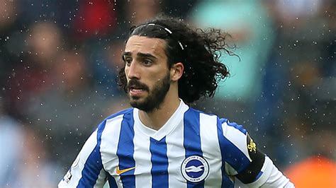 Write informative laconic excerpt under 30 words in mexican spanish for news below. Do not wrap it into quotation marks or html tags. Sep 5, 2024, 07:45 AM ETChelsea defender Marc Cucurella has said the Premier League club "need stability" if they&apos;re to achieve success like he&apos;s seen with his country, Spain.Left-back Cucurella starred for Spain as they won Euro 2024 this summer, but he&apos;s found it more difficult at club level since joining Chelsea in a €65 million ($72.2m) deal from Brighton in 2022.The Spain international has started all three of Chelsea&apos;s Premier League games so far this season under new coach Enzo Maresca."I&apos;m happy, I think the coach we have is very good, he has very clear ideas," Cucurella said in an interview with the news agency EFE. "We&apos;ve come from years of changes of coaches, let&apos;s see if we can get stability without many changes, and that the manager can transmit his ideas."We need stability, we have very high-level players and hopefully we can have that patience that is needed, that calm, so that everything goes well. We have the level, we just need stability and for the coaches and players to be allowed to work in order to do something important."Chelsea&apos;s busy transfer market attracted attention this summer, signing 13 new players including João Félix, Pedro Neto and Jadon Sancho."It&apos;s true that it&apos;s difficult," Cucurella said, when asked if so many arrivals and departures made it hard to build morale."Here [with Spain] everything is much easier to create a good atmosphere. At Chelsea I try, but it&apos;s a time of change in which many players leave and others come."Marc Cucurella has started all three of Chelsea&apos;s Premier League games this year. Marc Atkins/Getty ImagesCucurella became a cult hero for Spain fans -- and popular figure among teammates -- during the Euros."I try to give my best," he said. "One of the keys to success at the Euro was the good group we had. In these tournaments you&apos;re together all day, we have to put up with each other and if we hadn&apos;t gotten along, it would have been difficult. Creating a good atmosphere comes naturally to me."Cucurella said he believes João Félix can "contribute a lot" on his return to Stamford Bridge, after a difficult time at Atlético Madrid."He showed a good level during the months he was there [last time]," Cucurella said. "He was unlucky because he was sent off in his first game for an unfortunate, unintentional action, then he had many opportunities, but he&apos;s a player who can contribute a lot to us."In the Premier [League] there are many more spaces, he can move around and hopefully he will help us a lot." ,El defensor del Chelsea, Marc Cucurella, destaca la necesidad de estabilidad para lograr el éxito, inspirado en la selección de España.