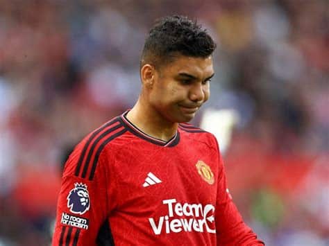 Write informative laconic excerpt under 30 words in mexican spanish for news below. Do not wrap it into quotation marks or html tags. Casemiro joined Manchester United from Real Madrid in 2022. Photo by Shaun Botterill/Getty ImagesCasemiro will only consider offers to leave Manchester United if he&apos;s told he does not have a future at Old Trafford, a source has told ESPN.Galatasaray are keen to sign a midfielder before the summer transfer window in Turkey closes on Sept. 13 and are exploring the possibility of signing Casemiro on loan.But the Brazilian is confident he will get opportunities to play at Old Trafford this season, despite the £50 million ($65.8m) signing of Manuel Ugarte from Paris Saint-Germain, and will only look to leave if he&apos;s told he is not in Erik ten Hag&apos;s plans.Casemiro is on holiday amid the international break, but is expected back at Carrington next week ahead of the trip to Southampton on Sept. 14.The 32-year-old was substituted at half-time during the 3-0 defeat to Liverpool on Sunday. He made two mistakes leading to Liverpool&apos;s first two goals, both scored by Luis Díaz, before being replaced by 20-year-old Toby Collyer.Sources have told ESPN that while United will listen to realistic offers, Ten Hag and sporting director Dan Ashworth are conscious of weakening the squad ahead of what will be a hectic season.United start their campaigns in both the Carabao Cup and the expanded Europa League after the international break and will have seven games in three weeks before the next break in October.Casemiro&apos;s high wages would also present a problem for interested clubs, including Galatasaray. The former Real Madrid midfielder still has two years left on the contract he signed when he arrived in 2022. ,Casemiro considera ofertas de salida de Manchester United solo si le dicen que no tiene futuro en Old Trafford, según fuente de ESPN. Galatasaray lo quiere cedido.