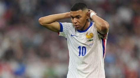 Write informative laconic excerpt under 30 words in mexican spanish for news below. Do not wrap it into quotation marks or html tags. Sep 5, 2024, 12:25 PM ETFrance captain Kylian Mbappé has said he has returned to the mental state of "hating failure" as he rejoins the national team for the first time since their unsuccessful Euro 2024 campaign.Despite reaching the semifinals of the tournament in Germany, Mbappé described his and his team&apos;s campaign as a "failure" after the exit at the hands of Spain.At a news conference on Thursday, the 25-year-old said he had amended his mindset as a result of the experience and the conclusion of his protracted move to Real Madrid on a free transfer from Paris Saint-Germain this summer."I am in a place where I have always wanted to be; last year, there was a bit of distance," he said."All my career, I have hated losing. Last year, I just liked winning -- now I am back in that mindset of hating failure."Mbappé also spoke highly of his time so far in the Spanish capital."I&apos;m very happy to be in Madrid, it is going very well, we have already won a trophy," he said, referring to the LaLiga champions&apos; victory in the UEFA Super Cup against Atalanta.Kylian Mbappé was speaking at a news conference ahead of France&apos;s Nations League opener against Italy. FRANCK FIFE/AFP via Getty Images"In terms of performance, it is getting better and better, I have scored goals. I always arrive [to the France camp] with the same energy -- wanting to help the French team as much as possible."Mbappé was speaking ahead of France&apos;s UEFA Nations League contest with Italy on Friday at the Parc des Princes, PSG&apos;s home ground."What kind of welcome [will I receive]?," he said when asked about playing at the stadium. "I don&apos;t expect much, I don&apos;t care. The important thing is to win." ,El capitán de Francia, Kylian Mbappé, vuelve con mentalidad de "odiar el fracaso" tras Euro 2024. Habla tras unirse al equipo nacional post-traslado al Real Madrid.