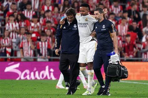 Write informative laconic excerpt under 30 words in mexican spanish for news below. Do not wrap it into quotation marks or html tags. Sep 5, 2024, 04:56 PM ETReal Madrid centre back Éder Militão has left Brazil&apos;s training camp ahead of their South America World Cup qualification fixtures against Ecuador and Paraguay due to a leg injury, the Brazilian FA (CBF) said on Thursday."Defender Eder Militao complained of muscle pain in his right thigh after training on Wednesday and after medical exams carried out on Thursday, it was identified a small muscle injury in his right thigh," CBF said in a statement."The player has been ruled out of Brazil&apos;s next two qualifying matches and CBF expresses its solidarity with the player at this time and wishes him a speedy recovery."The 26-year-old Militao, who missed most of last season due to a torn ACL, is the latest Real Madrid player to suffer injury problems at the start of the season.Midfielder Aurelien Tchouameni and left-back Ferland Mendy left France&apos;s camp ahead of their Nations League clashes against Italy and Belgium due to injuries sustained in Madrid&apos;s 2-0 win over Real Betis on Sunday.Midfielders Eduardo Camavinga, Dani Ceballos and Jude Bellingham also suffered injuries in the last few weeks and defender David Alaba is still recovering from an ACL tear suffered last season. (Reporting by Fernando Kallas, editing by Ed Osmond) ,El defensor Eder Militão de Real Madrid se retira del campamento de Brasil por lesión en la pierna antes de los partidos de clasificación al Mundial.