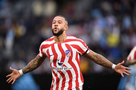 Write informative laconic excerpt under 30 words in mexican spanish for news below. Do not wrap it into quotation marks or html tags. Sep 10, 2024, 03:30 AM ETMemphis Depay has signed a two-year contract with Corinthians after leaving Atlético Madrid as a free agent in July, the Brazilian club announced on Monday.The 30-year-old has scored 46 goals in 98 appearances for Netherlands but was left out of the squad for this month&apos;s Nations League matches. Ronald Koeman&apos;s side beat Bosnia 5-2 on Saturday and will face Germany on Tuesday.Depay&apos;s international career is far from over, though, with Koeman confirming his transfer to Brazil will not hinder his chances of playing for the national team."I disapproved of Steven Bergwijn&apos;s move to Saudi, with Memphis it can be different," Koeman told reporters on Monday.Memphis Depay has signed for Brazilian club Corinthians following the expiry of his contract at Atlético Madrid. Florencia Tan Jun/Getty Images"The level of the league in Brazil is different, so yes, he can still be part of the national team, but it depends on his fitness and if he reaches his level."Depay began his career at PSV Eindhoven and has had spells with Lyon, Barcelona and Manchester United. He made 31 appearances in all competitions for Atlético last season, scoring nine goals. ,El delantero Memphis Depay firma contrato por dos años con Corinthians luego de dejar el Atlético Madrid. Su carrera internacional con Países Bajos continúa.