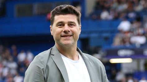 Write informative laconic excerpt under 30 words in mexican spanish for news below. Do not wrap it into quotation marks or html tags. playGab & Juls talk pros and cons of Pochettino for the USMNT (2:24)Gab Marcotti and Julien Laurens explain the strengths and weaknesses Mauricio Pochettino will bring to the USMNT&apos;s manager role. (2:24)Mauricio Pochettino is the new manager of the United States men&apos;s national team, the U.S. Soccer Federation announced on Tuesday.Pochettino, 52, has signed a two-year contract that will take him through the 2026 World Cup, which the U.S. is co-hosting with Canada, Mexico. He succeeds Gregg Berhalter, who was fired after the USMNT&apos;s poor showing at the 2024 Copa América.Pochettino will be unveiled Friday in New York City."Mauricio is a serial winner with a deep passion for player development and a proven ability to build cohesive and competitive teams," said USSF sporting director Matt Crocker in a statement. "His track record speaks for itself, and I am confident that he is the right choice to harness the immense potential within our talented squad. We are thrilled to have Mauricio on board as we embark on this exciting journey to achieve success on the global stage."ESPN reported last month that the former Argentina international had agreed to take the job following lengthy discussions with Crocker. Crocker, who previously worked with Pochettino at Premier League team Southampton, had been charged with recruiting a world-class coach to ensure the USMNT goes into the 2026 World Cup as a competitive nation, capable of reaching the latter stages of the competition.Pochettino certainly brings with him a coaching pedigree that is unmatched in the history of the USMNT. The Argentine has coached at some of the biggest clubs in the world, including Tottenham Hotspur, Paris Saint-Germain and Chelsea. In that time, he has coached some of the top players in the game, including Lionel Messi, Neymar and Harry Kane. In addition to Southampton, he has managed Spanish side Espanyol, where he also spent considerable time as a player."The decision to join U.S. Soccer wasn&apos;t just about football for me; it&apos;s about the journey that this team and this country are on," Pochettino said. "The energy, the passion, and the hunger to achieve something truly historic here -- those are the things that inspired me. The opportunity to lead the U.S. Men&apos;s National Team, in front of fans who are just as passionate as the players, is something I couldn&apos;t pass up."I see a group of players full of talent and potential, and together, we&apos;re going to build something special that the whole nation can be proud of."Sources told ESPN that Pochettino will be paid a salary of $6 million per year. While a paycut from his previous job with Chelsea, it will make him the highest-paid coach in USMNT history.Berhalter earned $2,291,136 in 2022, including $900,000 in bonuses for the Americans&apos; qualifying for the World Cup and reaching the second round, according to the USSF&apos;s 2022 tax filing.In its announcement, the USSF noted that Pochettino&apos;s appointment is supported in significant part by a philanthropic leadership gift from Kenneth C. Griffin, founder and CEO of Citadel and founder of Griffin Catalyst. Additional support has been provided by Scott Goodwin, co-founder and managing partner of Diameter, and several commercial partners.Maurcio Pochettino has managed clubs in Spain, England and France before taking over as U.S. men&apos;s national team coach. Matt McNulty/Getty ImagesThe announcement completes a courtship that had dragged on in recent weeks. At issue was the amount of compensation that Chelsea would continue to pay Pochettino and his staff. The fact that the discussions with Chelsea took place around the close of the summer transfer window in Europe caused further delay.Efforts to recruit Jürgen Klopp following his summer exit from Liverpool failed to get off the ground, and at one stage Hoffenheim manager Pellegrino Matarazzo was thought to be the leading candidate. But the Federation eventually put their focus on Pochettino, and his willingness to take on the role is a major coup for the USSF.Pochettino is expected to bring on board long-time assistant coaches Jesús Pérez, Miguel d&apos;Agostino, and goalkeeper coach Toni Jiménez. He will take charge of the USMNT for this first time on Oct. 12 in a friendly against Panama in Austin, followed by a meeting with Mexico in Guadalajara three days later."Hiring Mauricio is a step forward in our mission to compete at the highest level and make a lasting mark on the global soccer landscape," said U.S. Soccer CEO JT Batson. "His deep knowledge of the game, his commitment to developing talent, and his relentless drive for excellence are exactly what we need as we prepare for the 2026 World Cup."Mauricio understands the unique potential of this team and this country, and he shares our belief that U.S. Soccer is on the cusp of something truly special."Pochettino takes over a side that is clearly at a low ebb. The USMNT was thought to be on an upward trajectory after its respectable round-of-16 showing at the 2022 World Cup in Qatar. The U.S. has since claimed two subsequent Concacaf Nations League crowns.But the 2024 Copa América was always viewed as a tougher test, and the U.S. underachieved, failing to get out of a group comprised of Bolivia, Panama and Uruguay. The U.S. also suffered a heavy 5-1 defeat to Colombia in a pre-tournament friendly.The USMNT&apos;s form hasn&apos;t improved since, with the U.S. suffering a 2-1 defeat to Canada Saturday in Kansas City, Kansas, with the team being led in an interim capacity by former assistant coach Mikey Varas. In that match, the U.S. was clearly second best in all phases, and was outshot in the first half by 11-1. The U.S. faces New Zealand in Cincinnati later on Tuesday.Pochettino will have a talented group of players with which to work, a team that includes AC Milan&apos;s Christian Pulisic, the Juventus duo of Weston McKennie and Tim Weah, as well as Monaco forward Folarin Balogun. Pochettino won&apos;t have much time to work with the players given that there are just eight windows left before the 2026 World Cup, including the 2025 Gold Cup next summer.A native of Murphy, Argentina, Pochettino made 20 international appearances with two goals, and was part of the Argentina side that competed at the 2002 World Cup. At club level, he began his professional career with Argentine side Newell&apos;s Old Boys, before moving to Espanyol, Paris-Saint-Germain and Bordeaux, making over 500 appearances. ,Mauricio Pochettino es el nuevo entrenador de la selección nacional de fútbol de Estados Unidos, anunciado por la Federación de Fútbol de los Estados Unidos.