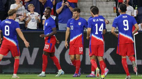 Write informative laconic excerpt under 30 words in mexican spanish for news below. Do not wrap it into quotation marks or html tags. play&apos;About time!&apos;, Gomez frustrated with USMNT&apos;s delayed announcement of Pochettino (0:58)Herculez Gomez explains why the U.S. men&apos;s national team fell behind in how long it took to lock in Mauricio Pochettino as the manager. (0:58)Sep 10, 2024, 10:36 PM ETChristian Pulisic stared in frustration after the final whistle and made clear how much work Mauricio Pochettino has ahead, but he added he thought there were better days ahead.An 89th-minute defensive mix-up had dropped the United States into a 1-1 tie with New Zealand in a friendly on Tuesday night, a match that kicked off 30 minutes after the U.S. Soccer Federation announced it hired Pochettino to coach the Americans through the 2026 World Cup."It&apos;s time to turn the page and we really have to pick it up a level," Pulisic said. "Everyone is part of this and it feels pretty low right now, but I know there&apos;s better times ahead."Mikey Varas led the team for the second game as interim coach following the firing of Gregg Berhalter, let go after the Americans&apos; first-round elimination in the Copa América. The U.S. was coming off Saturday&apos;s 2-1 defeat to Canada, the Americans&apos; first to the Canadians on home soil since 1957.Pulisic put the U.S. ahead in the 69th minute, 12 minutes after entering, and with 31 international goals moved past Brian McBride for fifth on the U.S. career list. But sloppiness by Caleb Wiley and Mark McKenzie led to Ben Waine&apos;s 89th-minute goal.The U.S. is winless in four straight games overall and in four consecutive home games for the first time since a seven-game stretch in 2010-11.Pochettino arrives in the U.S. on Wednesday and takes over ahead of exhibitions on Oct. 12 against Panama at Austin, Texas, and at Mexico three days later.U.S. players celebrate after scoring a goal against New Zealand in a friendly in Cincinnati, Ohio. Getty Images"Everybody is excited for this next chapter. He brings tremendous quality," Varas said. "I&apos;m proud that we moved the program forward a little bit. And Mauricio coming, now it&apos;s going to be accelerated, and I think really good things are ahead of us."Pulisic scored following an 11-pass buildup that included Chris Richards, McKenzie, Aidan Morris, Marlon Fossey, Luca de la Torre, Ricardo Pepi and Folarin Balogun. After Pepi played the ball to him, Pulisic took touches with his left foot and his right, then slid an angled left-foot shot under defender Bill Tuiloma and past goalkeeper Max Crocombe.New Zealand&apos;s goal followed Nando Pijnaker playing a long pass more than half the length of the field. The ball bounced off a foot of Logan Rogerson, and Wiley tried a headed clearance but instead centered the ball in front of McKenzie.McKenzie swung his left leg in another attempt to clear, and the ball ricocheted off Waine and over goalkeeper Matt Turner, who was about 8 yards off his line.Turner, playing his first match in 10 weeks, put hands on hips and slapped them on his side. Pulisic glared when the final whistle blew after almost 10 minutes of stoppage time.Pepi, among six changes in the U.S. lineup, appeared to put the U.S. ahead in the 19th minute off a toe-poke feed from Fossey, a right back who made his national team debut one day after his 26th birthduay. But Pepi shoved defender Liberato Cacace just before the shot and Honduran referee Selvin Brown disallowed the goal after consulting with an assistant.No MLS players started for the seventh time in eight matches. Just eight of 209 starting positions have been been filled with MLS players in the 19 games the full pool has been available since the 2022 World Cup.Pulisic anticipates Pochettino to institute change."Hopefully a culture that is willing to fight, that is willing to take risks," the AC Milan winger said. "There&apos;s a lot of things that need to change, just the mentality and the culture of the group. I think we have the quality but I know hopefully that&apos;s the first thing that he is going to want to change."The Associated Press contributed to this story. ,Christian Pulisic expresó frustración tras empate 1-1 con Nueva Zelanda. Mauricio Pochettino asume dirección de la selección de EE.UU. para el Mundial 2026.