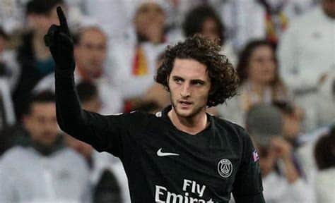 Write informative laconic excerpt under 30 words in mexican spanish for news below. Do not wrap it into quotation marks or html tags. Sep 17, 2024, 12:57 PM ETFrance international Adrien Rabiot has signed a contract with Marseille after completing his medical, the French club said Tuesday.A renowned midfielder, Rabiot should add some spice to Ligue 1, which lost its biggest star this summer when Kylian Mbappé left Paris Saint-Germain for Real Madrid.The terms of Rabiot&apos;s contract were not disclosed by Marseille.Rabiot arrived on Monday night at the city&apos;s airport, where he was greeted by cheering fans.The 29-year-old player was a free agent after declining to extend his contract with Juventus, where he spent five seasons.His arrival will likely infuriate Marseille&apos;s bitter rivals PSG. Born in the Val-de-Marne region of Paris, he joined PSG&apos;s academy at age 15. He made 227 appearances for the club, winning six French league titles, but left on bad terms in the summer of 2019, joining Juventus on a free transfer.Rabiot won one Serie A title, two Italian Cups and one Italian Super Cup at Juventus.Rabiot has made 48 appearances for France. He played at Euro 2024, where France lost to Spain in the semifinals.Marseille -- the only French club to win the Champions League (1993) -- are off to an excellent start in the league under new coach Roberto de Zerbi.The club have recruited several new players this summer, including Mason Greenwood, Neal Maupay and Pierre-Emile Hojbjerg. Still unbeaten, the nine-time champions are just two points behind PSG after four matches.PSG and Marseille are the two big powerhouses of French soccer. The two rivals will meet on Oct. 27 in the biggest game of French soccer, which is known as Le Classique.Information from The Associated Press contributed to this report. ,Adrien Rabiot firma con el Marsella, añadiendo calidad a la Ligue 1 tras su paso por la Juventus y despedida de PSG.