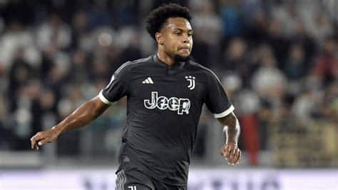 Write informative laconic excerpt under 30 words in mexican spanish for news below. Do not wrap it into quotation marks or html tags. Juventus beat visitors PSV Eindhoven 3-1 on their Champions League return on Tuesday, helped by two quick-fire goals from Kenan Yildiz and Weston McKennie in the first half.Yildiz gave Juve the lead after 21 minutes with a stunning curling shot from just inside the box, leaving goalkeeper Joel Drommel helpless as the ball went in off the inside of the post.McKennie doubled the advantage six minutes later, netting inside the right-hand post from close range and winger Nicolas Gonzalez wrapped up the win after the break before Ismael Saibari pulled a goal back for PSV in stoppage time.Champions League regulars Juventus have returned to Europe&apos;s elite club competition following a one-year absence when they missed out for the first time since 2011-12 after having points docked in a case centred on the club&apos;s transfer dealings.They were also banned from European competition last term for breaching UEFA Club Licensing and Financial Fair Play rules, although Juve denied any wrongdoing. ,Juventus vence 3-1 a PSV Eindhoven en su regreso a la Champions League con goles rápidos de Yildiz y McKennie. Juve volvió tras ausencia de un año por sanciones.