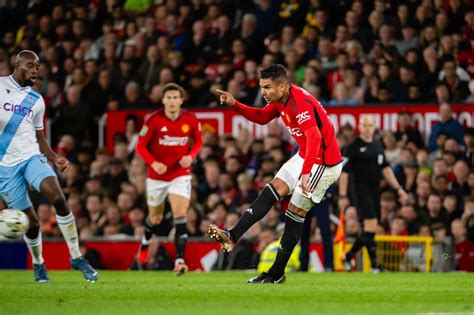 Write informative laconic excerpt under 30 words in mexican spanish for news below. Do not wrap it into quotation marks or html tags. Marcus Rashford, Alejandro Garnacho and Christian Eriksen all scored twice as Manchester United roared into the last 16 of the League Cup with a 7-0 rout of third-tier Barnsley on Tuesday.United were joined in the fourth round by fellow Premier League sides Brentford, who beat third-tier Leyton Orient 3-1, and Crystal Palace who edged past Queen&apos;s Park Rangers 2-1.Premier League Fulham were knocked out in extraordinary fashion by second-tier Preston North End after the match ended 1-1 -- Preston prevailing 16-15 on penalties, the longest-ever shootout in the competition.England forward Rashford ended a six-month goal drought at the weekend when he scored against Southampton in the Premier League and he needed only 16 minutes to strike against Barnsley.His silky finish paved the way for United to demolish Barnsley who were no match for Erik Ten Hag&apos;s side.Alejandro Garnacho and Marcus Rashford both scored two goals against Barnsley.Photo by Nigel French/Sportsphoto/Allstar via Getty ImagesAntony added the second from the penalty spot in the 35th minute and Garnacho poked home United&apos;s third in first-half stoppage time to put the hosts in complete control.Garnacho side-footed his second from Rashford&apos;s pass just after the restart and returned the compliment as Rashford made it 5-0. Eriksen scored his first United goal for more than a year in the 81st minute, slotting in Bruno Fernandes&apos;s cross.Eriksen then fired in from the edge of the area to complete United&apos;s biggest-ever League Cup win.The Premier League&apos;s bottom two clubs met at Goodison Park and there was more woe for Everton as they bowed out on penalties to Southampton after 1-1 draw.Abdoulaye Doucouré put Everton ahead but Southampton levelled through Taylor Harwood-Bellis and the visitors won 6-5 in the shootout. Eleven penalties hit the net before Ashley Young saw his effort saved by Alex McCarthy.Brentford were given an early scare when Brandon Cooper put Orient in front but Fábio Carvalho equalised in acrobatic fashion. Mikel Damsgaard headed Brentford in front and Christian Norgaard ensured progress for Thomas Frank&apos;s team.Eddie Nketiah scored his first goal for Crystal Palace and Eberechi Eze struck the winner against his old club QPR to send Palace into the last 16.Sheffield Wednesday won 1-0 at Blackpool while Championship side Stoke City needed penalties to get past fourth-tier Fleetwood Town after being held to a 1-1 draw.,Marcus Rashford, Alejandro Garnacho y Christian Eriksen anotaron dos goles cada uno. Manchester United avanza tras aplastar 7-0 a Barnsley en la Copa de la Liga.