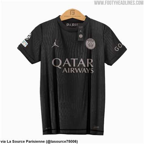 Write informative laconic excerpt under 30 words in mexican spanish for news below. Do not wrap it into quotation marks or html tags. Very much leaving it late in the kit release stakes, Paris Saint-Germain have finally unveiled their third strip for the 2024-25 season -- a rinky, dinky and decidedly pink(y) little number.Created in collaboration with the Jordan brand and inspired in part by "La Vie En Rose" ("Life In Pink"), one of most recognisable songs from legendary French singer and style icon Edith Piaf, the latest PSG kit features a blushing "rust pink" base with contrasting black trim.The jersey also sees the club crest given a tonal overhaul with the pink-to-black gradient intended to somehow symbolise the connection between PSG&apos;s men&apos;s and women&apos;s teams. To that end, the shirt also forms part of Nike&apos;s "Together We Rise" campaign, which celebrates the continuing growth of the women&apos;s game.Kit design scholars will also note the presence of the "Hechter stripe", albeit in stylised form, with PSG&apos;s emblematic vertical band running down the centre of the jersey. The stripe was the creation of former club president Daniel Hechter, the fashion designer who helped to craft the club&apos;s identity upon its formation in the mid-1970s. View this post on Instagram A post shared by Paris Saint-Germain (@psg) While other clubs might opt for Latin mottos, inspiring quotes or momentous dates in their history, PSG have instead decided to print the address of their flagship club store -- "92 av. des Champs-Élysées, 75008 Paris, France" -- inside the back of the neck as a fitting testament to the rampant commercialism of modern football. View this post on Instagram A post shared by Paris Saint-Germain (@psg) As with most of PSG&apos;s joint-efforts with the Jordan brand, the actual matchday attire forms just part of a much wider fashion and streetwear collection, all themed around the same pink hue. Indeed, the adjoining ensemble consists of training gear, tracksuits, t-shirts, hoodies, caps, winter parkas, pool sliders and even two pairs of custom rosy pink Nike sneakers. ,PSG presenta su tercer uniforme para la temporada 2024-25, en colaboración con Jordan. Inspirado en "La Vie En Rose" de Edith Piaf, destaca el rosa y la franja Hechter.