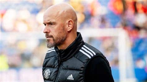 Write informative laconic excerpt under 30 words in mexican spanish for news below. Do not wrap it into quotation marks or html tags. playMarcotti: Erik ten Hag needs to be clearer to avoid Rashford speculation (1:17)Gab Marcotti says Erik ten Hag needs to be clearer in interviews to avoid the speculation that happened over him benching Marcus Rashford. (1:17)MANCHESTER, England -- Manchester United manager Erik ten Hag said he would have preferred not to play against his former club, FC Twente, in the Europa League because it&apos;s "not nice to have to hurt something you love."Ten Hag began his playing career at FC Twente and returned as a coach before becoming a first-team manager.The Dutch side visit Old Trafford in the Europa League on Wednesday and Ten Hag admitted he would rather be facing another team."FC Twente has brought me a lot," Ten Hag told a news conference on Tuesday. "I was put through their academy, I was part of the generation of the first youth team when the youth competition was started up again after many years, so for me there is a great deal of history there."I would have preferred to play against someone else. It is not nice to have to hurt something you love."Ten Hag has hinted that he could rotate his squad for the game because the new expanded European format has "overloaded" players.The 54-year-old was criticised after leaving out Marcus Rashford for the 0-0 draw at Crystal Palace on Saturday but the United boss insists he will continue to make changes to avoid burnout.Manchester United boss Erik ten Hag made almost 200 appearances for FC Twente during his playing career. Photo by Ash Donelon/Manchester United via Getty Images"I didn&apos;t understand the criticism," he said. "There are too many games, too many competitions, it&apos;s clear. The players are overloaded, this is not good for football. Maybe it&apos;s good for commercial."We need a squad of more than 11 to line up. Form is part of it, tactics is part of it, but definitely the management and load is part of it."Rashford is likely to start against FC Twente after being used as a second half substitute at Selhurst Park.United have struggled for goals this season and have managed just five in five games in the Premier League.It was a similar story last season when they finished the campaign as the joint-lowest scorers in the top half of the table alongside Palace."We create a lot of chances in the first games of the season," Ten Hag said. "Last week we scored seven against Barnsley. We are capable of scoring many goals but it&apos;s a part of the game and we have to improve and kill in the box." ,Erik ten Hag prefiere no enfrentar a su exequipo, FC Twente, en la Europa League por el conflicto emocional de herir lo que ama.