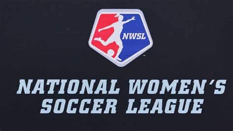 Write informative laconic excerpt under 30 words in mexican spanish for news below. Do not wrap it into quotation marks or html tags. Sep 24, 2024, 10:29 AM ETThe National Women&apos;s Soccer League&apos;s new collective bargaining agreement is radical by American sports terms, but the changes made by the league are clearly made to position itself to compete globally.All forms of draft have been abolished, and there are no longer any restrictions on movement for out-of-contract players. Young players will now enter the league by signing with teams, rather than being selected at random. Free agents will have equal rights to sign where they want. Contracts are now guaranteed, and no trades can be executed without the player&apos;s consent.The changes represent a drastic shift toward player agency in a single-entity league where, historically, clubs had absolute power. They also clearly answer a years-long dilemma that NWSL brass has grappled with: Is the NWSL competing with other American leagues, or the rest of the soccer world?The answer is affirmatively the latter. The new CBA was ratified over two years prior to the expiration of the previous deal. This new agreement, which effectively supersedes the old one, runs through 2030, meaning there is labor peace for the foreseeable future.What do these changes mean, and why are they so revolutionary? Let&apos;s dive in.Goodbye to draftsThe player entry draft is gone, and so too is the expansion draft for future teams joining the league. This decision stands opposite the norm in U.S. sports: all the major men&apos;s leagues, and the WNBA, utilize drafts.In our recent anonymous survey of general managers, NWSL GMs were split down the middle on whether to keep the draft. Those in favor of keeping the draft pointed to the lack of alternative options in place, like academies where teams can naturally develop and identify players. One GM said it could turn into "a total mess and a s---show" without alternative methods.Well, we&apos;re about to find out. The abolition of the draft took immediate effect, meaning the current crop of college players who are in-season, and who might have been thinking about entering the draft, are about to dive head-first into the open market of negotiation.To be fair, this is how it works globally. The NWSL Draft as a collective already competed against top European clubs annually for great young talents, like U.S. international Catarina Macario, who chose Lyon over the NWSL in 2021. The NWSL was at a disadvantage because players could not guarantee which team would draft them, though there is a long history of backroom deals to honor player demands.This new CBA, announced last month, is a radical step forward for the league and the sport in general. Tony Quinn/Icon Sportswire via Getty ImagesThe NWSL is also now competing to some extent with the USL Super League, a startup that also has first-division status. The Super League does not have a draft and will compete for entry-level talent out of college.Free agency for all, and player consent for tradesAlong with the elimination of the draft, full player agency is the biggest operational change to the NWSL from its historical roots.Free agency was introduced for the first time in 2022 upon the ratification of the first CBA, but it still came with caveats. Out-of-contract players were only eligible for full free agency if they met a minimum number of "service years" in the league. This effectively limited free agency largely to veteran players. Restricted free agency -- a common concept in American sports -- had a lower threshold, but it meant that an incumbent club could retain a player (potentially against the player&apos;s will) by matching any offer on the open market.That entire concept is now gone. When a player&apos;s contract expires, the player is free to sign anywhere, which aligns the NWSL with the rest of the world.It is a jarring, rapid change from the past. We had asked NWSL general managers about full free agency prior to the ratification of the new CBA, and the feelings were mixed. Five out of 14 general managers in our recent anonymous survey felt that the league should not implement full free agency. One pointed out that free agency is still so new to the league that there has not been enough time to analyze how that version of it operates.The discovery rule, which was a major source of frustration for both players and league executives, is also gone. It allowed teams to claim NWSL "rights" to players largely at random, and then use those rights to stall other deals or trade for other assets.playKrieger: No sympathy for GM complaints in survey about player protectionsAli Krieger reacts to ESPN&apos;s anonymous survey of NWSL general managers in which some voiced concerns that reforms for players have gone too far.More charter flightsCharter flights have been a hot-button issue for years in the NWSL. However, it&apos;s often been a private battle, though the NWSL did fine the Kansas City Current last year for utilizing a charter flight to Louisville, which has no direct flights from Kansas City.Prior to 2024, teams could only qualify for a charter flight if they had a midweek game and there were no direct flights to their destination. This year, that "and" changed to "or," but there are still limitations on frequency of charter flights.Earlier this year, the WNBA announced that teams would begin traveling exclusively by charter flights, which is a standard in major men&apos;s sports. The NWSL will not follow suit; instead, the new CBA entitles teams to six "legs" (three roundtrips, effectively, but they don&apos;t have to be booked as round trips) of charter flights per season "as a matter of right." It also requires teams to fly charter for certain midweek games -- a three-game week or any midweek game in a season with over 42 NWSL matches, ESPN confirmed.Twelve of 14 general managers in our anonymous survey said that the NWSL should further relax rules restricting charter flights. Their reasons varied from easier logistics to player welfare, which includes not just more comfortable seats but health (think: sitting next to sick people on a plane) and safety as the league&apos;s stars grow in notoriety."Everything we are trying to implement in this league, to grow, to invest in it: doing that to fly economy looks ridiculous," one GM said.Herculez Gomez and Sebastian Salazar debate the biggest storylines and break down the best highlights that soccer in the Americas has to offer. Stream on ESPN+ (U.S. only) Several GMs pointed out that anything could be considered a competitive advantage, and that one team spending more on charter flights is no different than another team spending more on facilities or staff.The WNBA expects to spend $25 million annually on charter flights. Soccer teams and staffs are larger, but they also generally play less frequently than basketball teams. One GM estimated that a round-trip charter flight might cost $120,000 (varying greatly depending on destination), while a commercial flight might cost roughly one-third of that.The financial cost is a tradeoff for the physical cost on players."Honestly, it is a nightmare trying to figure out your schedule and do things that are appropriate [to the rules]," a different GM said. "You either end up having to sacrifice player rest and recovery to try and get home quicker, or you lose a day stuck in a place because you can&apos;t get a flight until later that night and then you&apos;ve lost a day, and then that&apos;s not allowed to be a [required] day off. And so, then you have to give the next day off."Charter flights have been grouped under "workload management" by the NWSLPA, which includes a guaranteed midseason break and minimum of 28 days off during the offseason (concepts that existed in the previous CBA).More money -- and potential sharingThe salary cap will increase annually over the next six years, as will the minimum player salary. The new minimum salary of $48,500 in 2025 is over $9,000 more than originally planned under the old CBA; by 2030, the minimum salary will be $82,500.A set base salary cap for the next six years -- increasing to $3.3 million in 2025 and reaching $5.1 million by 2030 -- also allows teams to prepare for the future in ways they could not previously. In the past, the NWSL would set its new team salary cap each year -- often, many executives argued, so late in the year as to hamstring teams from making clear, long-term decisions. Now, everyone can plan ahead.Notably, the largest annual jump is scheduled for between 2026 ($3.5 million) and 2027 ($4.4 million). That&apos;s when the U.S. will co-host the men&apos;s World Cup in 2026, an event that executives across the country believe will drive further growth in soccer at all levels.playIs parity that good of a thing for the NWSL?Ali Krieger talks about why competitive balance is a good thing for the NWSL.There is also potential for additional cap space based on the prior year&apos;s media and sponsorship revenue. The league and NWSLPA say that will add at least $200,000 to the base cap each year. In short, there is an expectation that revenue sharing will pay dividends for players and the league. Award bonuses are set to rise, too, including the quadrupling of the bonus for the league MVP by 2027, from $5,000 to $20,000.We asked GMs in our anonymous survey, largely conducted before the ratification of the new CBA, whether the salary cap should be abolished entirely, and only four of 14 said yes. The most common answer was that the cap needs to be more competitive with the global market and continue to scale up. Some sources still fear that even the new, expanded cap might be insufficient in the coming years."We have obviously lived through failures of past leagues," one GM said. "We&apos;ve walked it, we&apos;ve lived it, but we also have better owners and better investors and people who are truly committed to this league right now. So, I understand the reasoning why to have a cap. But again, the way that the market is booming, the way that leagues across the world are operating, we need to really take a look at what&apos;s going to ensure that we stay the most competitive."How about that calendar?Will the NWSL continue to kick off its season in the early spring and play through late fall? Or will it reverse that and align with the European calendar, as the USL Super League has?Multiple sources told ESPN recently that this remains the most divisive topic in the league&apos;s boardroom. Nothing has changed yet, but the new CBA also thinks ahead to allow for possible change.Somewhat buried among the headline changes is this note from the NWSL: "restrictions on the preseason start date and that of the NWSL Championship have been eliminated. The maximum number of games that may be played annually has increased." Previously, the CBA required preseason to begin in a specific timeframe (late January/early February) and the season to end in late November. The removal of that language opens the door for calendar changes, should the league reach agreement on them.Stream the NWSL live on ESPN+ and catch all the action. Sign up for ESPN+ now.SUNDAY, SEPT. 22 • Racing Louisville vs. Bay FC Any drastic change to the calendar -- like flipping the start and end of the season -- would require one year&apos;s notice from the league to players, ESPN confirmed.Expanded health improvements"Parental leave and childcare benefits will be further expanded under the new agreement," the NWSL said in a press release, and mental health services will be broadened. Teams will now be required to have 10 health professionals, up from six previously.Under the new, expanded maternity rights, that ESPN has confirmed: If a player&apos;s contract expires during her pregnancy, her team must invite her to the next preseason camp to earn her spot back. Earlier this year, FIFA released enhanced maternity rights for players globally.The maximum term of a player&apos;s mental leave remains the same: whichever is the shorter of six weeks or the remainder of their contract. Previously, however, a psychologist or psychiatrist had to recommend that the player take a mental leave. The new CBA expands the scope of mental health professionals who can make that recommendation. A licensed mental health provider is one of the required staff positions for each team.What it meansNWSL leadership has long held the belief that the league is the global standard-bearer, both on and off the field. The new CBA attempts to maintain that status by setting new, future-proof minimum standards meant to help the NWSL compete with other leagues, like England&apos;s Women&apos;s Super League. Mental health leave, for example, remains rare, and it positions the NWSL as a progressive, forward-thinking league.Whether some of the business mechanisms put into place can keep the NWSL on pace with rival leagues is an important question to monitor over the next six years. Set salary cap bases and minimum salaries give the league and its teams unprecedented planning time, but the global women&apos;s market is growing rapidly, evidenced by world record fees (paid by NWSL clubs, to be fair) over the winter transfer window, and continued spending this summer.This new CBA sets benchmarks for competing leagues chase, and clearly departs from American sports traditions. The evidence is now tangible: the NWSL views itself as a global soccer league. ,La nueva CBA de la National Women's Soccer League es revolucionaria en términos deportivos estadounidenses, posicionándose para competir a nivel global. Abolición de sorteos y mayor libertad para los jugadores.