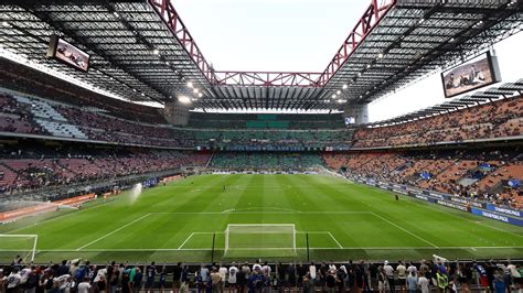 Write informative laconic excerpt under 30 words in mexican spanish for news below. Do not wrap it into quotation marks or html tags. playWhich cities could take Milan&apos;s place at 2027 UCL final hosts? (1:40)Mark Ogden reveals the stadiums he believes could be in line to take Milan&apos;s place as the venue for the 2027 Champions League final. (1:40)UEFA has re-opened the bidding process to stage the 2027 Champions League final after stripping Milan&apos;s San Siro Stadium of the hosting rights.The San Siro, the home ground of AC Milan and Inter Milan, last staged the Champions League final in 2016 when Real Madrid defeated Atlético Madrid following a penalty shoot-out.UEFA announced Milan as the 2027 host city in May this year at the same time as confirming the Puskás Aréna in Budapest, Hungary, as the venue for the 2026 Champions League final.But despite confirming Milan as the 2027 venue, UEFA did so on the proviso that the Italian Football Federation (FIGC) submitted information in the plans for the multi-million pound refurbishment of the San Siro.Those plans remain uncertain with both Milan and Inter considering moving out of the San Siro, officially named the Stadio Giuseppe Meazza, due to an ongoing battle to secure funding for the renovation of the existing stadium.If funds cannot be secured, the 75,817-capacity San Siro, which opened in 1926, could be demolished.And with the future of the stadium still shrouded in doubt, UEFA has announced that it will now seek a new host venue for the 2027 Champions League final following a meeting of its Executive Committee on Tuesday.A UEFA statement said, "As the Municipality of Milano could not guarantee that the San Siro stadium and its surroundings would not be affected by refurbishment works in the period of the 2027 UEFA Champions League final, it was decided not to assign the final to Milan and to re-open the bidding process to appoint a suitable venue, with a decision expected in May/June 2025."Munich&apos;s Allianz Arena will host the 2025 Champions League final on May 31, but with only Budapest and Milan submitting bids to host the 2026 and 2027 finals when the bidding process opened in July 2023, a source has told ESPN that UEFA will now seek expressions of interest from cities that originally chose not to bid for the 2027 Champions League final. ,Milán pierde sede de final UCL 2027. UEFA reabre proceso de licitación. San Siro en renovación. Posible demolición si no hay financiamiento. Nueva sede en 2025.