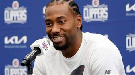 Write informative laconic excerpt under 30 words in mexican spanish for news below. Do not wrap it into quotation marks or html tags. - Kawhi Leonard, jugador de los Clippers, ha estado lidiando con lesiones en los últimos años y ha tenido una limitada cantidad de partidos jugados. - Leonard se perdió toda la temporada 2021-22 debido a una lesión en el ligamento cruzado anterior de la rodilla. Durante la temporada 2022-23, solo pudo participar en 52 juegos debido a la administración de carga. - A pesar de las lesiones, Leonard mostró su calidad como jugador al promediar 23.8 puntos, 6.5 rebotes, 3.9 asistencias y 1.4 robos por juego la temporada pasada. Sin embargo, su valor fantástico se ve limitado debido a su falta de juegos disputados en los últimos años.,Kawhi Leonard, de los Clippers, lidió con lesiones, jugó pocos partidos y se perdió la temporada 2021-22; limitando su rendimiento fantástico.