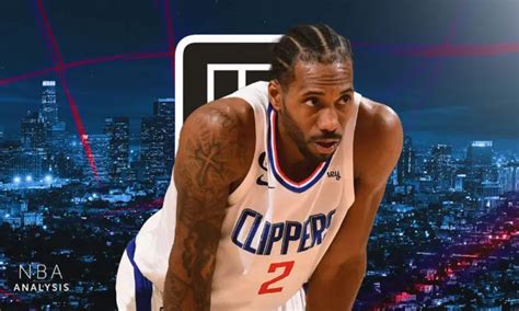 Write informative laconic excerpt under 30 words in mexican spanish for news below. Do not wrap it into quotation marks or html tags. Kawhi Leonard continúa lidiando con lesiones y su valor fantasy se ve limitado debido a su falta de partidos jugados en los últimos años. Se espera que esté completamente recuperado para el campamento de entrenamiento, pero es probable que descanse regularmente durante la temporada. Leonard sufrió una rotura en el menisco durante el primer partido de los playoffs y tuvo que ser sometido a una cirugía. El alero veterano se sometió a una limpieza en su rodilla derecha esta temporada baja y se espera que esté completamente recuperado para el campamento de entrenamiento.,Kawhi Leonard, estrella de los Clippers, lucha con lesiones en su rodilla, afectando su rendimiento en fantasía. Se espera su recuperación para la temporada próxima.