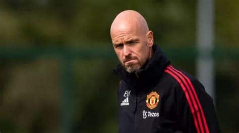 Write informative laconic excerpt under 30 words in mexican spanish for news below. Do not wrap it into quotation marks or html tags. playLaurens: Erik ten Hag already on edge about Man United criticism (1:27)Julien Laurens says Erik ten Hag&apos;s reaction to criticism of his Manchester United side shows that he is already on edge. (1:27)Manchester United CEO Omar Berrada has said the club will not be held to ransom in their future transfer dealings because a bad deal can "set you back."In the past, United have been accused of over-paying for players, both in terms of transfer fees and wages.The first summer window under the new leadership team -- of which Berrada is part -- saw United spend close to £200 million ($221m) on five new players.Berrada said the club were "disciplined" with the fees paid for new players while also highlighting the dangers of getting deals wrong"We were able to do it [the summer window] in a financially sustainable way," Berrada said."We were quite disciplined about the valuations we were giving to the players who were going to come in. We stuck to those valuations. I think [sporting director] Dan [Ashworth] and the team did a fantastic job in the negotiations process."The reason I mention that is if you make a mistake and if you overspend or get a player who can cost you too much, it can set you back. Which is why you need to be able to take those decisions and make the right ones consistently over time to be in a position to win consistently."As well as five new players, United also sanctioned the departures of a number of first-team squad members including Aaron Wan-Bissaka and Scott McTominay.Sources have told ESPN that some within the club had reservations about letting McTominay leave for Napoli. Ashworth, though, said it was part of his job to make tough decisions."You have to be quite brave and make decisions that maybe you don&apos;t want to make," he said."But you can&apos;t have a bloated squad, and you&apos;re also dealing with players that ultimately want to play football. So you want to make sure that the squad is lean, but you have enough depth."The schedule, especially with the new Europa League format, is pretty punishing. So we want to make sure we&apos;ve got enough depth that we don&apos;t carry a bloated squad and we&apos;re able to keep the players with the motivation and thought that they&apos;ve got a chance of playing. If you run with too big a squad, it can cause problems. So you have to sometimes make some brave decisions on that."Jadon Sancho was another senior player allowed to leave after he made the move to Chelsea, initially on loan, on deadline day.It came almost a year after Sancho&apos;s public fall-out with Erik ten Hag but Ashworth insists the 24-year-old has not been "kicked out" of Old Trafford."I think with any player, whether it&apos;s Jadon, whether it&apos;s Scott or whether it&apos;s Aaron, if there&apos;s a preference that they would like to move and go to a new club and it&apos;s right for them and it&apos;s right for us, then you have to explore it," Ashworth said."We felt we had enough depth in that particular position to be able to cover it, we&apos;ve got four really good wide players, Jadon was a fifth, and it just enabled us to make that decision that if it was good for him and good for us it was something we were willing to consider."It was a decision that we made. If it&apos;s right for Jadon and it&apos;s right for us to move on."He wanted to explore the opportunity at Chelsea, like Scott wanted to explore the opportunity at Napoli, like Aaron Wanted to explore the opportunity at West Ham. We&apos;re not in a position where we&apos;re kicking players out of the club." ,CEO del Manchester United, Omar Berrada, dice que el club no cederá a chantajes en futuras transferencias para no verse perjudicado económicamente.