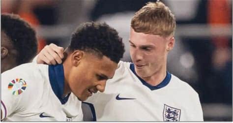 Write informative laconic excerpt under 30 words in mexican spanish for news below. Do not wrap it into quotation marks or html tags. Sep 3, 2024, 03:32 PM ETCole Palmer, Ollie Watkins and Phil Foden have been ruled out of England&apos;s upcoming Nations League fixtures, the Football Association said on Tuesday.After assessment both Palmer and Watkins have returned to their clubs to continue their rehabilitation from ongoing issues, the FA added after the squad reported to St George&apos;s Park.The 24-year-old Foden who was called up by interim England boss Lee Carsley did not report through illness and has been ruled out of the games.England travel to Dublin to take on Ireland on Sept. 7, before hosting Finland at Wembley three days later.Carsley stepped into the interim role for England after manager Gareth Southgate resigned following the team&apos;s Euro 2024 final defeat to Spain.Southgate&apos;s contract was due to expire in December, and although sources told ESPN that the FA wanted him to continue through to the 2026 World Cup, Southgate opted to walk away after an eight year stint as manager.Information from Reuters was used in this report. ESPN BET is owned and operated by PENN Entertainment, Inc. and its subsidiaries (&apos;PENN&apos;). ESPN BET is available in states where PENN is licensed to offer sports wagering. Must be 21+ to wager. If you or someone you know has a gambling problem and wants help, call 1-800-GAMBLER.Copyright: © 2024 ESPN Enterprises, Inc. All rights reserved. ,Cole Palmer, Ollie Watkins y Phil Foden, descartados en próximos partidos de la Liga de Naciones de Inglaterra por lesiones. Viajan a Dublin e Italia.