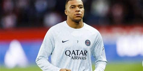 Write informative laconic excerpt under 30 words in mexican spanish for news below. Do not wrap it into quotation marks or html tags. Sep 11, 2024, 03:23 PM ETKylian Mbappé is not ready to compromise with Paris Saint-Germain.The France superstar rejected a mediation offer by the French soccer league&apos;s legal commission on Wednesday in his dispute with his former club over wages and bonuses.Mbappé&apos;s representatives met with PSG officials in Paris after the France superstar asked the commission to get involved. Mbappé, who joined Real Madrid this summer on a free transfer, says PSG owes him €55 million (around $60 million).In a statement to The Associated Press, Mbappé&apos;s representatives said the player asked the commission to take note of the non-payment of three months&apos; salary and the last third of a loyalty bonus."The eventuality of a mediation was mentioned this morning," the statement read. "This possibility was rejected during the meeting by the player&apos;s representative. A mediation would be useless to record a lack of payment that would be seen from a simple analysis of the player&apos;s payslip."PSG, who said they were pleased with the two-hour hearing at the commission on Wednesday, said in a statement they recalled that Mbappé had formerly made "clear, repeated public and private commitments that must be respected, having been afforded unprecedented benefits by the club over seven fantastic years in Paris."The Ligue 1 champions have argued that they do not owe money to the World Cup winner under an agreement when Mbappé was sidelined ahead of the 2023-24 season -- following his decision not to prolong his contract with the club -- with the player allegedly stipulating that he would relinquish bonuses over his reintegration into the team.PSG said that the legal commission recommended "mediation between the parties," which the club said it had been seeking for months.Kylian Mbappé left PSG to join Real Madrid ahead of the 2024-25 season. Oscar J Barroso/Europa Press via Getty Images"The Commission has now invited the player to consider the mediation process," a PSG spokesperson said.Mbappé&apos;s relationship with PSG ended amid deep tensions during his final season at the club.PSG felt let down by Mbappé after offering him the most lucrative contract in the club&apos;s history when he signed a new deal in 2022. But Mbappé was frustrated because he felt promises to sign key players were not kept.When he signed the new deal, he was paraded in front of fans holding up a jersey with 2025 on it. Mbappé was reportedly annoyed about this because the contract was until 2024 with the option for an extra year.Mbappé stunned PSG in June last year by informing the club he would not take the option for an extra year. With his contract effectively into its final year, PSG were put in the position of needing to transfer Mbappé to avoid losing him for free when the contract expired.His PSG career could have ended in the summer of 2023 amid a tense transfer standoff. After telling the club he would not extend his contract for an extra year, Mbappé was left off a preseason tour to Japan and South Korea and forced to train with fringe players. PSG said they would rather move him than let the player leave for free in 2024, but he rejected a €300 million move to Saudi team Al-Hilal.PSG left Mbappé out of the team&apos;s opening league game of that season as the standoff continued, but eventually let him return to the lineup after "constructive and positive talks" between the two parties, PSG said at the time.Information from Reuters and The Associated Press was used in this story. ,Kylian Mbappé rechaza oferta de mediación con el Paris Saint-Germain en disputa por salarios y bonificaciones después de unirse al Real Madrid.