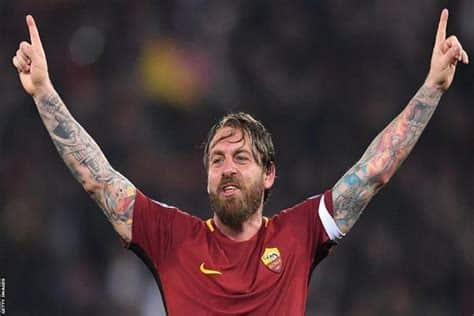 Write informative laconic excerpt under 30 words in mexican spanish for news below. Do not wrap it into quotation marks or html tags. Sep 18, 2024, 03:41 AM ETAS Roma have sacked head coach Daniele De Rossi after the club went winless in their first four league matches of the season, the Serie A side said on Wednesday.De Rossi, who spent nearly two decades at Roma as a player, took over as head coach in January after Jose Mourinho was fired. He signed a contract extension until 2027 in June."Daniele De Rossi has been relieved of his duties as head coach of the first team," Roma said in a statement."The club&apos;s decision is made in the best interests of the team, to get back on the desired path as soon as possible at a time when the season is still in its early stages."Roma, who conceded a late equaliser to draw 1-1 at Genoa in the weekend, have three points after four matches. They host Udinese on Sunday. ESPN BET is owned and operated by PENN Entertainment, Inc. and its subsidiaries (&apos;PENN&apos;). ESPN BET is available in states where PENN is licensed to offer sports wagering. Must be 21+ to wager. If you or someone you know has a gambling problem and wants help, call 1-800-GAMBLER.Copyright: © 2024 ESPN Enterprises, Inc. All rights reserved. ,AS Roma despide al entrenador Daniele De Rossi luego de arrancar la temporada con cuatro partidos sin victorias en la Serie A.