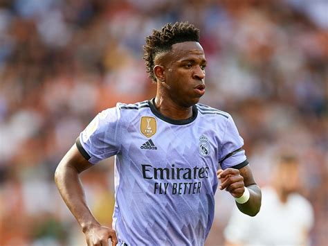 Write informative laconic excerpt under 30 words in mexican spanish for news below. Do not wrap it into quotation marks or html tags. Sep 4, 2024, 05:49 AM ETVinícius Júnior has faced racist abuse from rival fans on a number of occassions since joining Real Madrid in 2018. Alvaro Medranda/Quality Sport Images/Getty ImagesReal Madrid and Brazil forward Vinícius Júnior said Spain should be stripped of the 2030 World Cup hosting rights unless it improves on the issue of racism, sparking furore in the country on Tuesday.The 24-year-old has faced frequent racist abuse from opposition fans, with three men jailed in June over an incident in Valencia in the first guilty verdict of its kind in the country.The 2030 edition of the FIFA tournament is due to be co-hosted by Spain, Portugal and Morocco, and -- speaking in a wide-ranging interview with CNN published last week -- Vinícius said a change of venue should be considered if there is insufficient progress on the issue."Until 2030, we have a lot of room to evolve," Vinícius said. "I hope that Spain can evolve, and understand how serious it is to insult someone because of the colour of their skin. If by 2030 things don&apos;t improve, I think we have to move the location, because if a player doesn&apos;t feel comfortable and safe playing in a country where they can suffer racism, it&apos;s a bit difficult."The comments sparked debate in the Spanish media on Tuesday, with some arguing that Vinícius had wrongly characterised the country as racist."It hurts me that Vinícius lumps us all together," the former Madrid and Spain goalkeeper Paco Buyo said on late-night TV show El Chiringuito, while the high-profile AS columnist Tomas Roncero called on the player to "clarify" his remarks.However, Vinícius made clear in the interview that his comments were aimed at a minority of supporters."There are a lot of people in Spain, the majority, that aren&apos;t racist," he said. "It&apos;s a small group that ends up affecting the image of a country that&apos;s good to live in. I love playing for Real Madrid. I love Spain, having the best conditions to live here with my family."We hope things can evolve more. They&apos;ve already evolved, but they can evolve a lot more. For 2030, racist incidents and racism can, and should, decrease."Vinicius, 24, has won two Champions Leagues and three LaLiga titles since joining Madrid in 2018.The issue of racism in Spanish football received worldwide attention when the Brazil international was racially abused by fans at Valencia&apos;s Mestalla stadium in May 2023.Last month, ESPN reported that Vinícius -- who has a contract at Madrid until 2027 -- was considering a proposal to move to Saudi Arabia, but had postponed a final decision until next summer. ,Vinícius Júnior exige a España mejorar el tema del racismo o perder la sede del Mundial 2030. Ha sido frecuentemente víctima de abusos racistas.