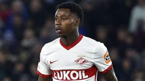 Write informative laconic excerpt under 30 words in mexican spanish for news below. Do not wrap it into quotation marks or html tags. Sep 4, 2024, 11:44 AM ETFormer Netherlands international Quincy Promes has joined FC Dubai United in the United Arab Emirates&apos; second tier despite having convictions for complicity in drug trafficking and violence, the team teased in a social media video on Wednesday.Promes, 32, was arrested while in the UAE for a training camp with the Russian club Spartak Moscow for continuing to drive after an accident and had to stay in the country awaiting trial.He was then arrested again at the behest of the Netherlands, but the UAE has yet to honour the extradition treaty between the two countries, leaving Promes in the Gulf state.Quincy Promes last played for the Netherlands at Euro 2020, played in July 2021. Dmitriy Golubovich/Anadolu Agency via Getty ImagesDutch media has reported that Promes is signing a one-year contract with FC Dubai.Promes was convicted of complicity in cocaine smuggling by a Dutch court in February and was sentenced in his absence to six years in prison.Amsterdam District Court ruled that Promes was involved in the import and export of hundreds of kilograms of cocaine in 2020.That followed a conviction for stabbing his cousin in the knee in a fight in 2020, for which he was sentenced in absentia to 18 months in prison. Promes appealed both convictions.Promes has made 50 appearances for the Netherlands, scoring seven goals. He has played for FC Twente, Go Ahead Eagles and Ajax. ,El ex internacional holandés Quincy Promes se une al FC Dubai United en la segunda división de los Emiratos Árabes Unidos a pesar de tener condenas por complicidad en tráfico de drogas y violencia. Promes, de 32 años, firmaría un contrato de un año con el club.