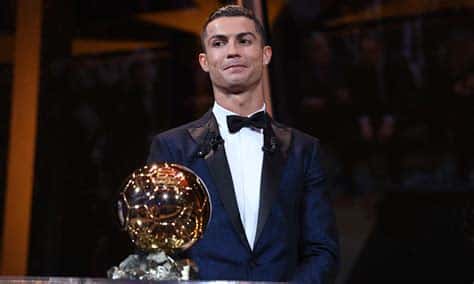 Write informative laconic excerpt under 30 words in mexican spanish for news below. Do not wrap it into quotation marks or html tags. Sep 4, 2024, 04:08 PM ETLionel Messi and Cristiano Ronaldo were both left off the list of nominees for this year&apos;s Ballon d&apos;Or award, marking the first time neither star was nominated since 2003.Record eight-time winner Messi, and his long-time rival Ronaldo, who has five Ballon d&apos;Ors to his name, did not feature Wednesday in a list of 30 players in the running for this year&apos;s prize, which will be presented Oct. 28.Vinicius Junior, Rodri, Jude Bellingham, Kylian Mbappé, Erling Haaland and Harry Kane are among the names nominated.Teammates Vincius, Rodri and Bellingham helped Real Madrid win LaLiga last season as well as the club&apos;s 16th Champions League title, while Haaland led the Premier League in goals scored and Kane did the same for Bayern Munich in the Bundesliga.Messi, who is working his way back from injury with club side Inter Miami, won the award last year.On the women&apos;s side, five U.S. stars made the list of nominees, including captain and midfielder Lindsey Horan, goalkeeper Alyssa Naeher and forwards Trinity Rodman, Sophia Smith and Mallory Swanson, a few weeks after helping the Americans win the 2024 Olympic gold medal in women&apos;s soccer.Aitana Bonmatí, Mariona Caldentey, Patricia Guijarro, Salma Paralluelo and Alexia Putellas are the five Spanish players nominated for the award. Spain finished fourth at the Olympics, one year after winning the World Cup. The award has gone to Spanish players in each of the last three years, twice to Putellas and last year to Bonmatí.England, beaten by Spain in the 2023 World Cup final, has three nominees -- Lauren Hemp, Lauren James and Lucy Bronze. ESPN BET is owned and operated by PENN Entertainment, Inc. and its subsidiaries (&apos;PENN&apos;). ESPN BET is available in states where PENN is licensed to offer sports wagering. Must be 21+ to wager. If you or someone you know has a gambling problem and wants help, call 1-800-GAMBLER.Copyright: © 2024 ESPN Enterprises, Inc. All rights reserved. ,Lionel Messi y Cristiano Ronaldo están excluidos de los nominados al Ballon d'Or de este año, la primera vez desde 2003.