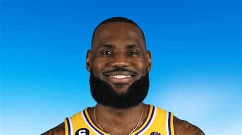 Write informative laconic excerpt under 30 words in mexican spanish for news below. Do not wrap it into quotation marks or html tags. El 7 de febrero de 2023, LeBron James superó a Kareem Abdul-Jabbar como el máximo anotador de la historia de la NBA. James promedió 28.9 puntos, 8.3 rebotes, 6.8 asistencias y 2.2 triples por partido en su 20º campaña en la NBA. A pesar de su edad y lesiones recientes, James sigue siendo un jugador de élite capaz de producir números impresionantes cuando está sano.,El 7 de febrero, LeBron James se convirtió en el máximo anotador histórico de la NBA, demostrando su excelencia a pesar de la edad y lesiones.