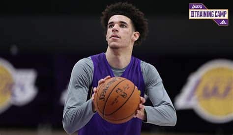 Write informative laconic excerpt under 30 words in mexican spanish for news below. Do not wrap it into quotation marks or html tags. Lonzo Ball underwent surgery for a torn meniscus on January 28 and did not play again for the rest of the season. He played only 35 games in total. The Bulls signed Goran Dragic during the offseason to bolster their backcourt, indicating uncertainty about Ball's health. He is not expected to return until 2023.,Lonzo Ball se sometió a cirugía por un menisco roto en enero 28, no jugó más esa temporada. Bulls ficharon a Goran Dragic ante incertidumbre sobre su salud. Regresaría en 2023.