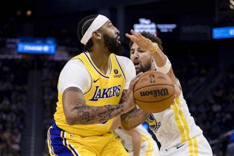 Write informative laconic excerpt under 30 words in mexican spanish for news below. Do not wrap it into quotation marks or html tags. El jugador de baloncesto Anthony Davis continúa su historial de lesiones a pesar de tener una excelente temporada en 2022-23. Los números de Davis fueron impulsados por su promedio de 56.3% en tiros de campo y 12.5 rebotes por juego. A pesar de las lesiones, Davis es el claro número dos detrás de LeBron James en los Lakers y es considerado un talento de primera ronda en fantasy.,El talentoso Anthony Davis lucha con lesiones pero brilla en la temporada 2022-23 con destacados números en tiros y rebotes.