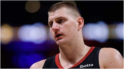 Write informative laconic excerpt under 30 words in mexican spanish for news below. Do not wrap it into quotation marks or html tags. Nikola Jokic ha ganado dos premios MVP consecutivos y el premio de MVP de las Finales en la temporada 2022-2023 de la NBA. Fue el jugador mejor clasificado en valor de fantasía tanto en promedio por juego como en total. Jokic promedió 24.5 puntos, 11.8 rebotes y 9.8 asistencias por partido en la temporada pasada. Tuvo 29 triple-dobles, liderando la liga en esta categoría por segundo año consecutivo. Los Nuggets confían en Jokic como su principal arma ofensiva, ya que tuvo un porcentaje de tiros de campo efectivo de 63%, liderando la liga con un porcentaje de tiro verdadero de 70.1%.,Nikola Jokic, MVP de la NBA dos veces seguidas, se corona como MVP de las Finales en la temporada 2022-2023 con destacadas estadísticas.