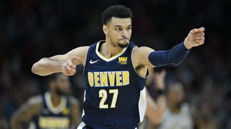 Write informative laconic excerpt under 30 words in mexican spanish for news below. Do not wrap it into quotation marks or html tags. Jamal Murray regresa de una lesión en la rodilla y se convierte en uno de los principales jugadores del equipo de los Nuggets. El base canadiense promedió al menos 20 puntos por partido en sus últimas dos temporadas y muestra potencial para contribuir en distintas categorías de fantasía. A pesar de su lesión en el ligamento cruzado anterior, Murray ha demostrado ser consistente y confiable, mostrando un alto piso de producción en el juego de fantasía.,Tras lesión, Jamal Murray destaca en los Nuggets. Base canadiense con promedio de 20 puntos y versatilidad en fantasía. A pesar de su lesión, sigue siendo fiable y constante.