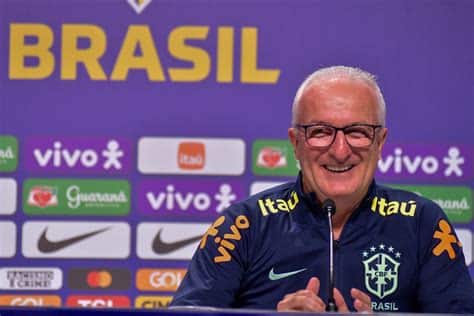 Write informative laconic excerpt under 30 words in mexican spanish for news below. Do not wrap it into quotation marks or html tags. Oct 11, 2024, 04:35 AM ETBrazil head coach Dorival Junior has said he is cautiously optimistic that his national team is moving in the right direction after their win against Chile in World Cup qualifying.Dorival&apos;s side had only won three and lost four of their eight qualifiers before Thursday&apos;s 2-1 victory.An 89th-minute goal by Botafogo forward Luiz Henrique lifted Brazil to fourth in the standings, six points adrift of leaders Argentina."We are moving step-by-step, with a lot to fix, but little by little finding the way," Dorival said after the game."I&apos;m happy to see the team&apos;s maturity, even though they&apos;re very young. We had balance and tranquility."Dorival was keen to point out that only four of the players in Thursday&apos;s starting XI -- Danilo, Marquinhos, Lucas Paquetá and Raphinha -- started for Brazil at the 2022 World Cup."A [team] renewal is not simple," he said. "We don&apos;t have the structure that was set up for the previous World Cup and this ends up making the games even more difficult due to the balance between the youth of these boys and the experience of others that are there.Dorival Junior&apos;s Brazil side beat Chile 2-1 in the 2026 World Cup qualifier. Photo by Marcelo Hernandez/Getty Images"We only had four players that finished the last match of the World Cup and that has considerable weight."Dorival remained upbeat that his team will arrive at the 2026 World Cup ready."We will arrive with a strong team in two years, but we will face some difficulties," he said.Thursday&apos;s late win, courtesy of goals from Botafogo attacking pair Igor Jesus and Henrique, brought relief after considerable criticism following recent results.Paris Saint-Germain captain Marquinhos, who started on Thursday, said it&apos;s only a question of time before Brazil win both consistently and convincingly while stating that a coaching change is not the answer.Dorival was under pressure after Brazil&apos;s lacklustre performance in a 1-0 defeat at Paraguay on Sept. 10."Seeking changes is beside the point," Marquinhos said. "I&apos;m happy with Dorival, with the work he&apos;s been doing."It&apos;s not easy, you have to give him time to understand the group he has in hand and use the pieces. Today we showed that we have quality, many good players. We know the coach&apos;s ability, what a great professional and person he is."We are fully focused on seeking to improve and grow as a group and team."Brazil host strugglers Peru on Oct. 15 in Brasilia. They will have to do without West Ham midfielder Paquetá, who is suspended. ,El seleccionador de Brasil, Dorival Junior, se mostró cauto tras la victoria contra Chile en las eliminatorias del Mundial, indicando que el equipo avanza en la dirección correcta.