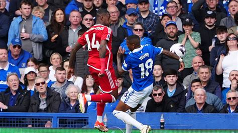 Write informative laconic excerpt under 30 words in mexican spanish for news below. Do not wrap it into quotation marks or html tags. Nottingham Forest have been hit with a £750,000 ($979,526) fine for a social media post last season aimed at video assistant referee Stuart Attwell, the English Football Association confirmed on Friday.The post followed their 2-0 defeat to Everton at a time when they were both embroiled in a relegation scrap. Luton were also involved in attempting to battle the drop, and Forest questioned Attwell&apos;s impartiality on the social media post."Three extremely poor decisions -- three penalties not given -- which we simply cannot accept," Forest said on their official X account. "We warned the PGMOL that the VAR is a Luton fan before the game but they didn&apos;t change him. Our patience has been tested multiple times. NFFC will now consider its options." ESPN BET is owned and operated by PENN Entertainment, Inc. and its subsidiaries (&apos;PENN&apos;). ESPN BET is available in states where PENN is licensed to offer sports wagering. Must be 21+ to wager. If you or someone you know has a gambling problem and wants help, call 1-800-GAMBLER.Copyright: © 2024 ESPN Enterprises, Inc. All rights reserved. ,Nottingham Forest multado con £750,000 por publicación en redes sociales contra el árbitro de video Stuart Attwell. La FA confirmó la sanción.