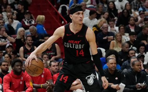 Write informative laconic excerpt under 30 words in mexican spanish for news below. Do not wrap it into quotation marks or html tags. Tyler Herro se prepara para su quinta temporada en la NBA con el objetivo de elevar su juego al siguiente nivel. Se espera que tenga un papel similar en el equipo, pero podría asumir más responsabilidad, especialmente en la ofensiva. En su tercera temporada, Herro fue nombrado el Jugador del Año del Sexto Hombre gracias a su rendimiento impresionante. Promedió 20.7 puntos, 5.0 rebotes y 4.0 asistencias por juego. Se espera que continúe siendo una opción ofensiva de alto uso incluso cuando Jimmy Butler y Kyle Lowry estén disponibles. Aunque Herro mostró mejora en su segunda temporada en la NBA, no dio el esperado salto hacia adelante. Promedió 15.1 puntos, 5.0 rebotes y 3.4 asistencias por juego. Aunque se espera que tenga minutos consistentes, existen factores que podrían limitar su producción esta temporada.,Tyler Herro busca crecimiento en su quinta temporada en la NBA. Con desempeño destacado, apunta a mayor protagonismo ofensivo a pesar de competencia.