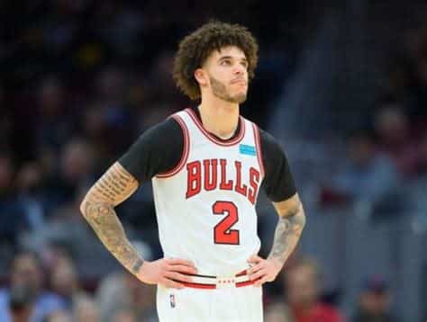 Write informative laconic excerpt under 30 words in mexican spanish for news below. Do not wrap it into quotation marks or html tags. Lonzo Ball underwent surgery for a torn meniscus in January 2022 and is not expected to return until 2023. The Bulls signed Goran Dragic to add depth to their backcourt. Ball had the best statistical season of his career in 2021, averaging 13.0 points, 5.4 rebounds, 5.1 assists, 3.1 three-pointers, and 2.7 combined steals and blocks per game. In his first season with the Pelicans in 2020, Ball played a career-high 63 games and recorded averages of 11.8 points, 7.0 assists, 6.1 rebounds, and 1.4 steals per game. He showed improvement in his shooting, including a 37.5% three-point percentage.,Lonzo Ball se sometió a una cirugía de menisco en enero 2022, no se espera que regrese hasta 2023. Los Bulls firmaron a Goran Dragic para profundizar su plantilla.