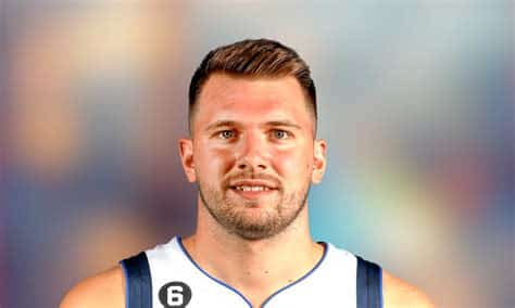 Write informative laconic excerpt under 30 words in mexican spanish for news below. Do not wrap it into quotation marks or html tags. El jugador de baloncesto Luka Doncic tuvo la mejor temporada de su carrera en 2022-23, promediando 32.4 puntos por juego y convirtiendo el 49.6% de sus tiros de campo. Doncic se unió al selecto grupo de jugadores de la NBA con cuatro selecciones consecutivas en el Primer Equipo All-NBA. A pesar de la llegada de Kyrie Irving, Doncic tuvo un impacto mínimo en sus números y sigue siendo una pieza fundamental para los Mavericks.,Luka Doncic brilló en la NBA en la temporada 2022-23 con récords de puntos y selecciones en el Primer Equipo All-NBA. Su importancia en los Mavericks es innegable.