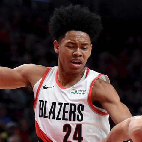 Write informative laconic excerpt under 30 words in mexican spanish for news below. Do not wrap it into quotation marks or html tags. Anfernee Simons cerró la temporada 2022-23 como el jugador número 101 de la NBA, promediando 21.1 puntos por partido, 4.1 asistencias y 3.4 triples. Simons firmó una extensión de contrato por cuatro años y $100 millones antes de la temporada 2022-23. A pesar de su progreso, aún existen dudas sobre el valor de Simons en la fantasía debido a la incertidumbre sobre su papel en el equipo y la llegada de Shaedon Sharpe en el draft.,Anfernee Simons deslumbra en la NBA con su contrato millonario, aunque dudas persisten en la fantasía por su futuro en el equipo.