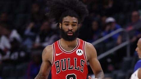 Write informative laconic excerpt under 30 words in mexican spanish for news below. Do not wrap it into quotation marks or html tags. Coby White, jugador de los Bulls de Chicago, regresa al equipo con un contrato de tres años. White promedió 9.7 puntos, 2.9 rebotes, 2.8 asistencias y 1.7 triples por partido la temporada pasada. Con la ausencia de Lonzo Ball por lesión, White competirá por minutos en la posición de base. En otras noticias relacionadas con White: La llegada de nuevos jugadores a los Bulls ha reducido el rol de White en el equipo. A pesar de su reducido papel, White sigue siendo una opción a considerar en ligas de dynasty/keeper. Su rendimiento como novato fue mixto, mostrando destellos de talento ofensivo, pero también algunas deficiencias en su juego.,Coby White regresa a los Bulls de Chicago con contrato de tres años. Competirá por minutos como base tras la lesión de Lonzo Ball.