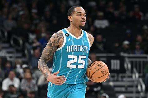 Write informative laconic excerpt under 30 words in mexican spanish for news below. Do not wrap it into quotation marks or html tags. P.J. Washington firma un nuevo contrato de tres años con los Hornets y se espera que su rol se vea afectado esta temporada. Washington tuvo un desempeño sólido durante la temporada pasada, promediando 15.7 puntos, 4.9 rebotes y 2.0 triples en 32.6 minutos por partido. Con la llegada de Miles Bridges y Mark Williams, se espera que las oportunidades de Washington se vean reducidas, pero aún se espera que juegue alrededor de 25 minutos por noche.,P.J. Washington amplía su contrato con los Hornets. Se prevé cambio en su rol con la competencia de Miles Bridges y Mark Williams esta temporada.