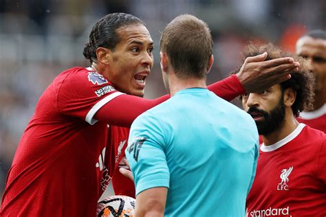 Write informative laconic excerpt under 30 words in mexican spanish for news below. Do not wrap it into quotation marks or html tags. Oct 11, 2024, 07:26 PM ETVirgil van Dijk said he was "angry" with the decision to give him the first of two yellow cards as he was sent off for the first time in his Netherlands career in Friday&apos;s 1-1 Nations League draw with Hungary.The Liverpool defender received two yellow cards in three minutes late in the second half, the first for dissent and the second a foul which was a straightforward booking.That first card, for protesting after Donyell Malen was brought down as he surged towards goal with the Dutch trailing their hosts 1-0, left Van Dijk particularly frustrated."[The red card] is a bummer, should not have happened. But I&apos;m especially angry about the first," Van Dijk told ESPN Netherlands."They say the captain is the only one who can talk to the referee. I walk up to him. Up tempo, but not in a nasty way, not at all. Very respectful. Because I felt it was a breakaway player, he did not go for the ball at all. If even the captain can not say anything ... then it gets difficult."Virgil van Dijk was left angry with the decision to give him the first of two yellow cards against Hungary. David Balogh/Getty ImagesNetherlands coach Ronald Koeman was also left perplexed by his captain&apos;s first booking."That moment was frustrating," Koeman told the NOS. "I don&apos;t understand it. I think we agreed that a captain can protest to a referee."That foul [on Malen] was good for a red card. There was no intention at all to play the ball. That Virgil then takes that second card is not convenient. He knows that himself."Koeman confirmed he will not add to his squad for Monday&apos;s visit to Germany, who head Nations League Group A3 with seven points from three matches, two more points than the Netherlands.It makes it a vital fixture in which the Dutch could rise to the top of the pool, or conversely be cut five points adrift with two games to play.Koeman was left with a "reasonable feeling" after the draw in Budapest in which his side trailed to a first-half goal from Roland Sallai, but equalised late on through Denzel Dumfries, a goal that came after Van Dijk&apos;s red card."We didn&apos;t surrender, we went to play one-on-one and made the equaliser," he added. "Then they [Hungary] created some dangerous situations, but we defended well. That way you leave with a reasonable feeling."Information from Reuters contributed to this report. ,Virgil van Dijk, defensor del Liverpool y de Países Bajos, expresó su enojo por su primera tarjeta amarilla en el empate 1-1 con Hungría en la Nations League.