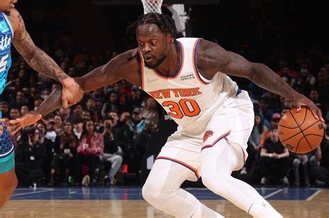 Write informative laconic excerpt under 30 words in mexican spanish for news below. Do not wrap it into quotation marks or html tags. Julius Randle tuvo una fuerte temporada que lo posicionó cerca del top 50 en formatos estándar en la NBA 2022-23 Promedió 25.1 puntos, 10.0 rebotes, 4.1 asistencias y 2.8 triples por juego A pesar de su producción ofensiva, sus deficiencias en defensa limitan su valor fantástico y su impacto en los playoffs,Julius Randle destaca en la NBA 2022-23 con números impresionantes, aunque sus problemas defensivos podrían afectar su desempeño en los playoffs.