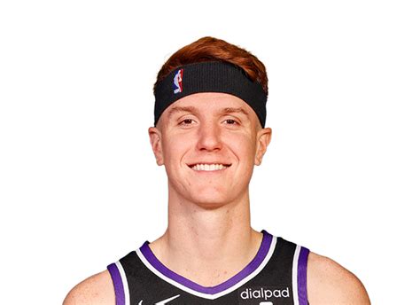 Write informative laconic excerpt under 30 words in mexican spanish for news below. Do not wrap it into quotation marks or html tags. Kevin Huerter fue cambiado de Atlanta a Sacramento la temporada pasada y no afectó su rendimiento. Promedió 15.2 puntos, 3.3 rebotes, 2.9 asistencias, 1.1 robos y 2.7 triples por partido con su nuevo equipo. Sacramento terminó tercero en la Conferencia Oeste la temporada pasada, pero no hicieron muchos cambios en la plantilla en la temporada baja. Esto es bueno para el valor fantasy de Huerter, ya que tiene poca competencia en su posición y podría aumentar su uso en caso de una lesión de De'Aaron Fox. En su última temporada con los Hawks, Huerter promedió 12.1 puntos, 3.4 rebotes y 2.7 asistencias por partido. Aunque su papel no cambió mucho después de ser transferido a los Kings, tendrá que competir por minutos con otros jugadores en la posición de escolta.,Kevin Huerter se destacó con Sacramento después de su cambio desde Atlanta. Su rendimiento creció con promedios de 15.2 puntos, 3.3 rebotes y 2.9 asistencias.