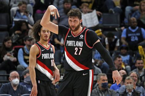 Write informative laconic excerpt under 30 words in mexican spanish for news below. Do not wrap it into quotation marks or html tags. Jusuf Nurkic, jugador de básquetbol, ha sido transferido de los Portland Trail Blazers a los Phoenix Suns en un acuerdo que también involucró a Deandre Ayton y Damian Lillard - Fuente: Informes de transacciones de la NBA. La transferencia de Jusuf Nurkic a los Phoenix Suns podría afectar su valor en fantasy basketball, ya que es probable que vea una disminución en su uso ofensivo, pero aún podría ser una opción de valor en las rondas posteriores de los drafts - Fuente: Análisis de expertos en fantasy basketball. Jusuf Nurkic ha lidiado con lesiones en temporadas anteriores, lo que ha afectado su rendimiento en fantasy basketball, pero se espera que inicie la temporada como el centro titular de los Phoenix Suns - Fuente: Informes de lesiones de Jusuf Nurkic y análisis de su rendimiento anterior.,Transferencia de Jusuf Nurkic a Phoenix Suns: Podría afectar su valor en fantasy basketball debido a una posible disminución ofensiva, pero sigue siendo opción valiosa. Lesiones anteriores analizadas.