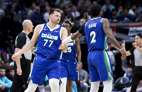 Write informative laconic excerpt under 30 words in mexican spanish for news below. Do not wrap it into quotation marks or html tags. El jugador de baloncesto Luka Doncic tuvo una destacada actuación en la temporada 2022-2023, promediando 32.4 puntos por partido y convirtiendo el 49.6% de sus tiros de campo. Doncic logró su cuarta selección consecutiva en el Primer Equipo de la NBA y ocupó el octavo lugar en la votación para el premio de Jugador Más Valioso. A pesar de la llegada de Kyrie Irving al equipo, Doncic continuó siendo el jugador central del equipo de los Mavericks y mantuvo un alto porcentaje de uso de balón del 37.6%.,Luka Doncic brilló en la NBA promediando 32.4 puntos por partido y logrando su cuarta selección en el Primer Equipo. Irvin no eclipsó su protagonismo.