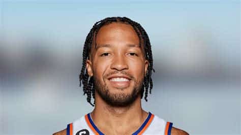 Write informative laconic excerpt under 30 words in mexican spanish for news below. Do not wrap it into quotation marks or html tags. Jalen Brunson tuvo una temporada destacada con los Knicks en 2022-2023, superando las expectativas como uno de los mejores guardias de la Asociación. Promedió 24.0 puntos, 6.2 asistencias y 0.9 robos por juego. A pesar de la profundidad en el perímetro de los Knicks, se espera que Brunson mantenga su rol como el base titular y una de las principales opciones ofensivas del equipo. Brunson demostró su potencial en los playoffs de la temporada pasada al promediar 32.0 puntos, 5.3 rebotes y 5.3 asistencias en tres juegos en ausencia de Luka Doncic, lo que contribuyó a su contrato millonario con los Knicks.,Jalen Brunson brilló con los Knicks en la temporada 2022-2023, consolidándose como uno de los mejores guardias de la liga. Se espera que mantenga su impacto ofensivo.