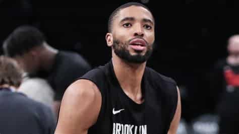 Write informative laconic excerpt under 30 words in mexican spanish for news below. Do not wrap it into quotation marks or html tags. Mikal Bridges se convierte en un jugador destacado de fantasía en la NBA después de ser traspasado a los Brooklyn Nets. Bridges promedió 25,8 puntos, 4,6 rebotes, 2,8 asistencias, 0,9 robos y 0,6 tapones por partido en 31 juegos con los Nets. El jugador de 25 años es reconocido por su defensa y está en camino de convertirse en una selección popular en la segunda ronda de los juegos de fantasía.,Mikal Bridges destaca en la NBA tras su traspaso a los Brooklyn Nets. Su promedio impresiona y lo posiciona como favorito en juegos de fantasía.