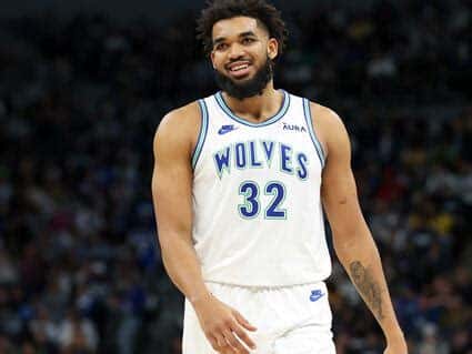 Write informative laconic excerpt under 30 words in mexican spanish for news below. Do not wrap it into quotation marks or html tags. Karl-Anthony Towns, jugador de los Timberwolves de Minnesota, ha tenido un declive en su producción en las últimas temporadas, obteniendo menos dobles-dobles y promedio de puntos más bajo. Towns ha sido afectado por lesiones y la adquisición del centro Rudy Gobert por parte de los Timberwolves ha influido en su producción. Towns sigue siendo uno de los mejores centros en el fantasy y su habilidad para anotar desde la línea de tres puntos lo hace único en su posición.,Declive en la producción de Karl-Anthony Towns por lesiones y la llegada de Rudy Gobert a los Timberwolves, aunque sigue destacando como centro en el fantasy.