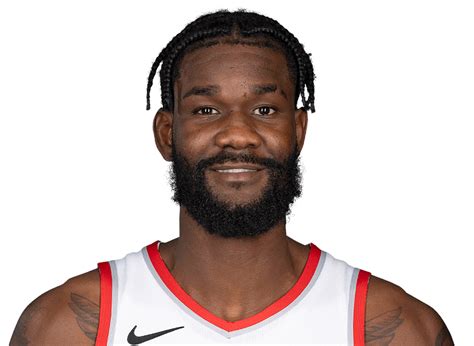 Write informative laconic excerpt under 30 words in mexican spanish for news below. Do not wrap it into quotation marks or html tags. Deandre Ayton promedió 18 puntos y 10 rebotes en la temporada 2022-23, siendo su quinta temporada consecutiva promediando un doble-doble. Sin embargo, sus números de rebotes y rebotes ofensivos fueron los más bajos de su carrera. Defensivamente, tuvo un rendimiento bajo. A pesar de esto, ayudó a llevar a los Suns a su tercera temporada consecutiva como uno de los mejores cuatro equipos del Oeste. Fuente: RotoWire Deandre Ayton fue cambiado a los Trail Blazers en un intercambio que involucró a Jusuf Nurkic y Damian Lillard. Ayton será el centro titular en Portland y tendrá más oportunidades ofensivas sin Kevin Durant y Devin Booker. Fuente: RotoWire Aunque Ayton ha demostrado ser un jugador eficiente en el campo, su falta de progreso desde que fue seleccionado como la primera selección general en 2018 ha generado escepticismo sobre su techo como jugador de fantasía. A pesar de sus cifras de doble-doble, Ayton se limita a contribuir principalmente en los rebotes y el porcentaje de tiros de campo, lo que lo hace menos valioso en las ligas de fantasía estándar. Fuente: RotoWire,Deandre Ayton promedió doble-doble en la temporada 2022-23, pero sus números de rebotes bajaron. Cambio a Trail Blazers lo pone como titular destacado. Fuente: RotoWire.