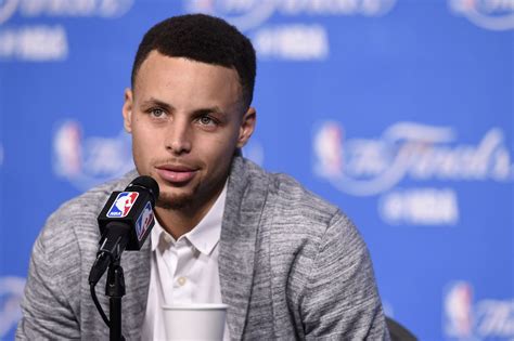 Write informative laconic excerpt under 30 words in mexican spanish for news below. Do not wrap it into quotation marks or html tags. El jugador Stephen Curry de los Golden State Warriors ha sido nombrado en el Segundo Equipo de la NBA, a pesar de haber jugado solo 56 partidos debido a lesiones en el hombro y la rodilla. Source: NBA.com A pesar de las lesiones persistentes y el cambio en el equipo de los Warriors, Curry sigue siendo uno de los mejores jugadores de fantasía y se espera que sea seleccionado en la primera ronda. Source: NBA.com Curry ganó el premio de Jugador Más Valioso de las Finales de la NBA en 2022 y tuvo una temporada regular sólida, promediando 29.4 puntos, 6.3 asistencias y 6.1 rebotes en 34.7 minutos por juego. Source: NBA.com,Stephen Curry de los Golden State Warriors nombrado en el Segundo Equipo de la NBA a pesar de lesiones, sigue siendo destacado en fantasía. Ganó premio MVP de Finales NBA 2022.