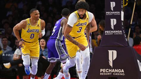 Write informative laconic excerpt under 30 words in mexican spanish for news below. Do not wrap it into quotation marks or html tags. Anthony Davis, jugador de los Lakers, ha tenido problemas de lesiones que han afectado su valor fantástico en las últimas temporadas. A pesar de las lesiones, Davis tuvo una excelente temporada en 2022-23, promediando 56.3% de tiros de campo y 12.5 rebotes por juego. Aunque su papel en los Lakers no está en peligro, Davis ha caído en el draft de fantasía debido a sus problemas de salud.,Anthony Davis, Lakers, problemas lesiones pero destacada temporada 2022-23: 56.3% campo, 12.5 rebotes. Valor fantástico bajó en draft fantasía por salud.