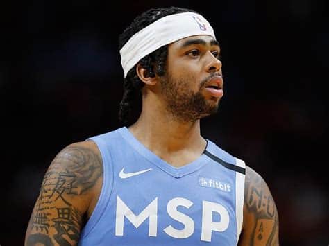 Write informative laconic excerpt under 30 words in mexican spanish for news below. Do not wrap it into quotation marks or html tags. D'Angelo Russell ha mejorado su eficiencia en tiros la temporada pasada, logrando porcentajes de acierto de 46.9% de campo, 39.6% de triples y 82.9% de tiros libres. Además, promedió 17.8 puntos, 6.2 asistencias, 3.0 rebotes, 2.7 triples y 1.0 robos en 71 partidos. Russell será el base titular de los Lakers en la próxima temporada, teniendo la oportunidad de liderar el equipo en anotación, asistencias y triples mientras comparte cancha con LeBron James y Anthony Davis. A pesar de su historial de lesiones, Russell ha demostrado ser un jugador de fantasía confiable, con números constantes en puntos, triples y asistencias. Su desafío será mantener su mejora en el porcentaje de tiro de campo.,D'Angelo Russell, base de los Lakers, mejora en eficiencia de tiros. Promedió 17.8 puntos, 6.2 asistencias, 3.0 rebotes y 2.7 triples la temporada pasada.